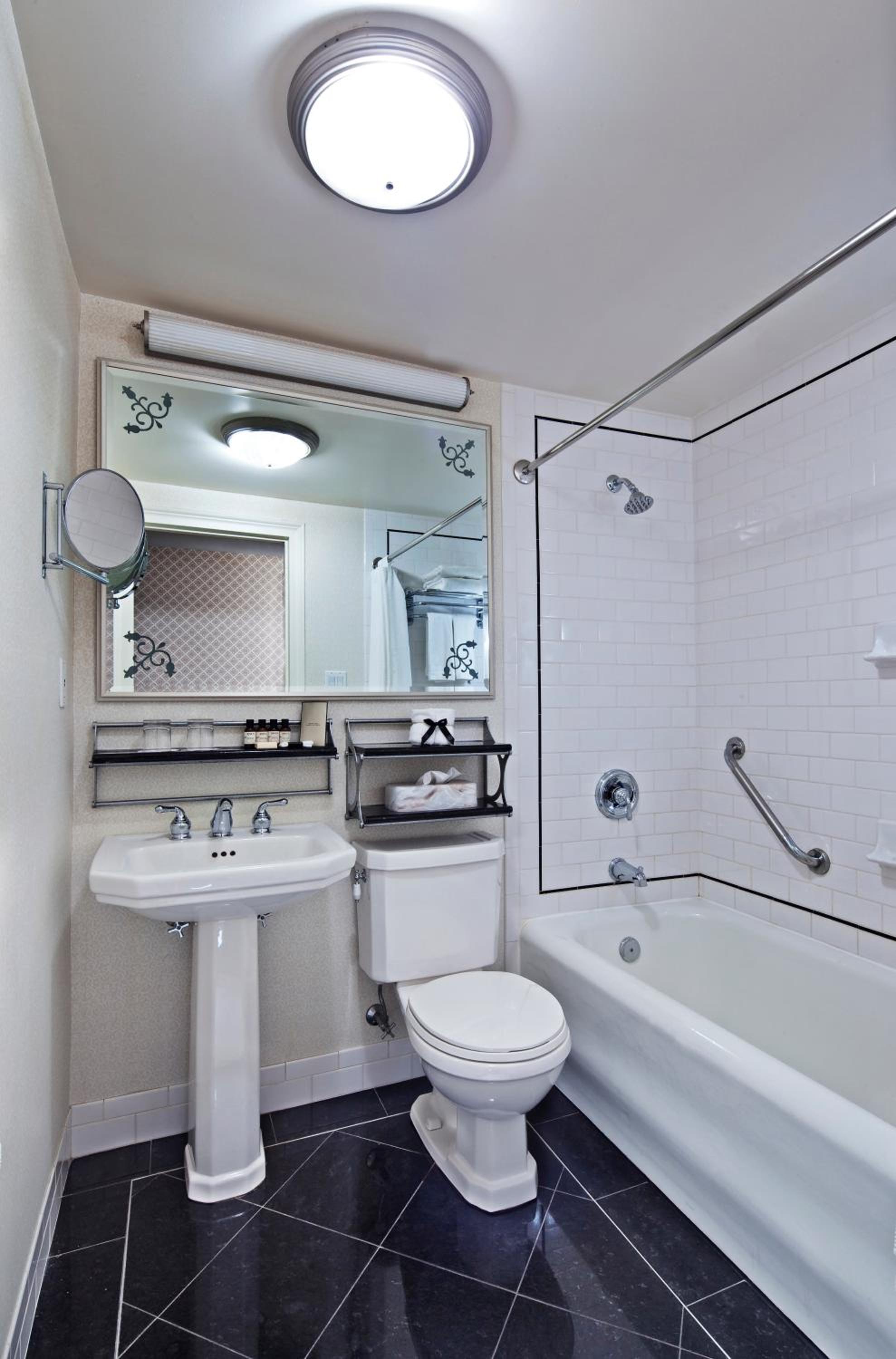 Double Room with Two Double Beds with River View photo 3