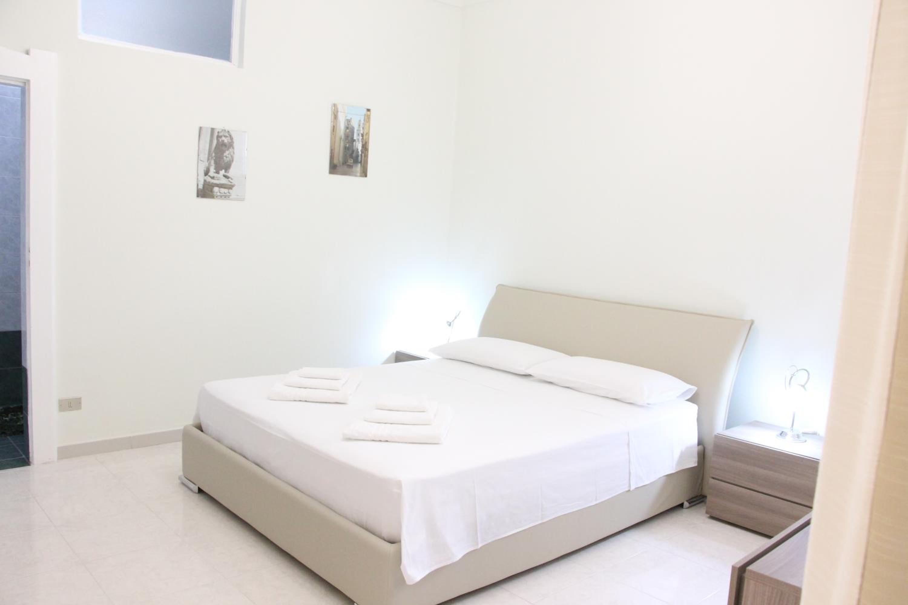 Two-Bedroom Deluxe Apartment with Balcony - Photo 2
