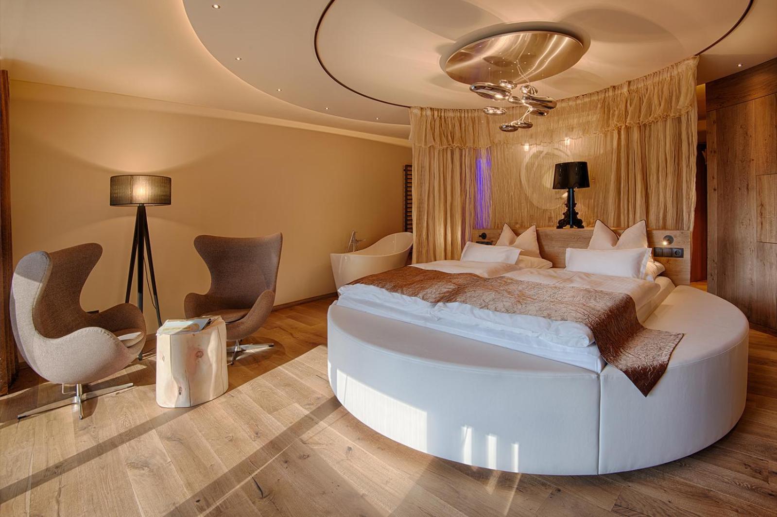 Romantic Suite with Balcony photo 2