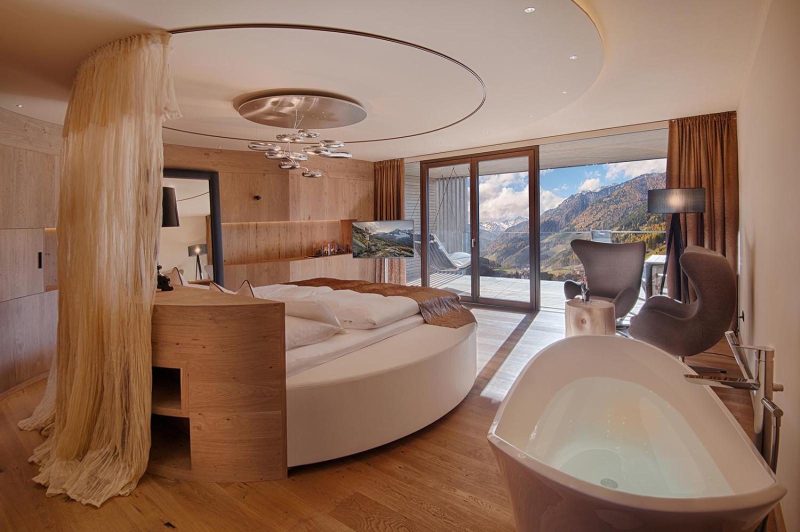 Romantic Suite with Balcony photo 3