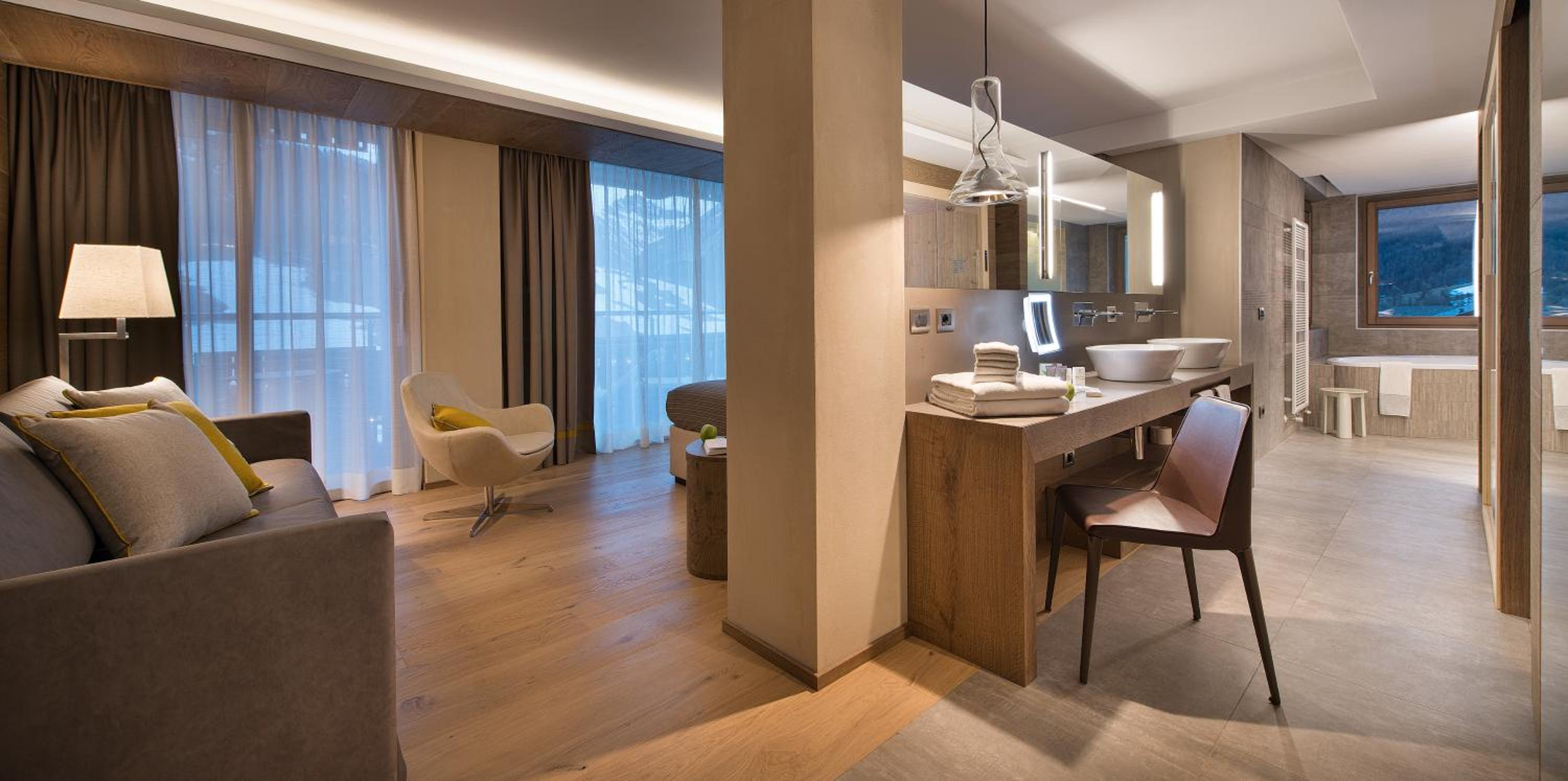 Suite with Hot Tub - Photo 1
