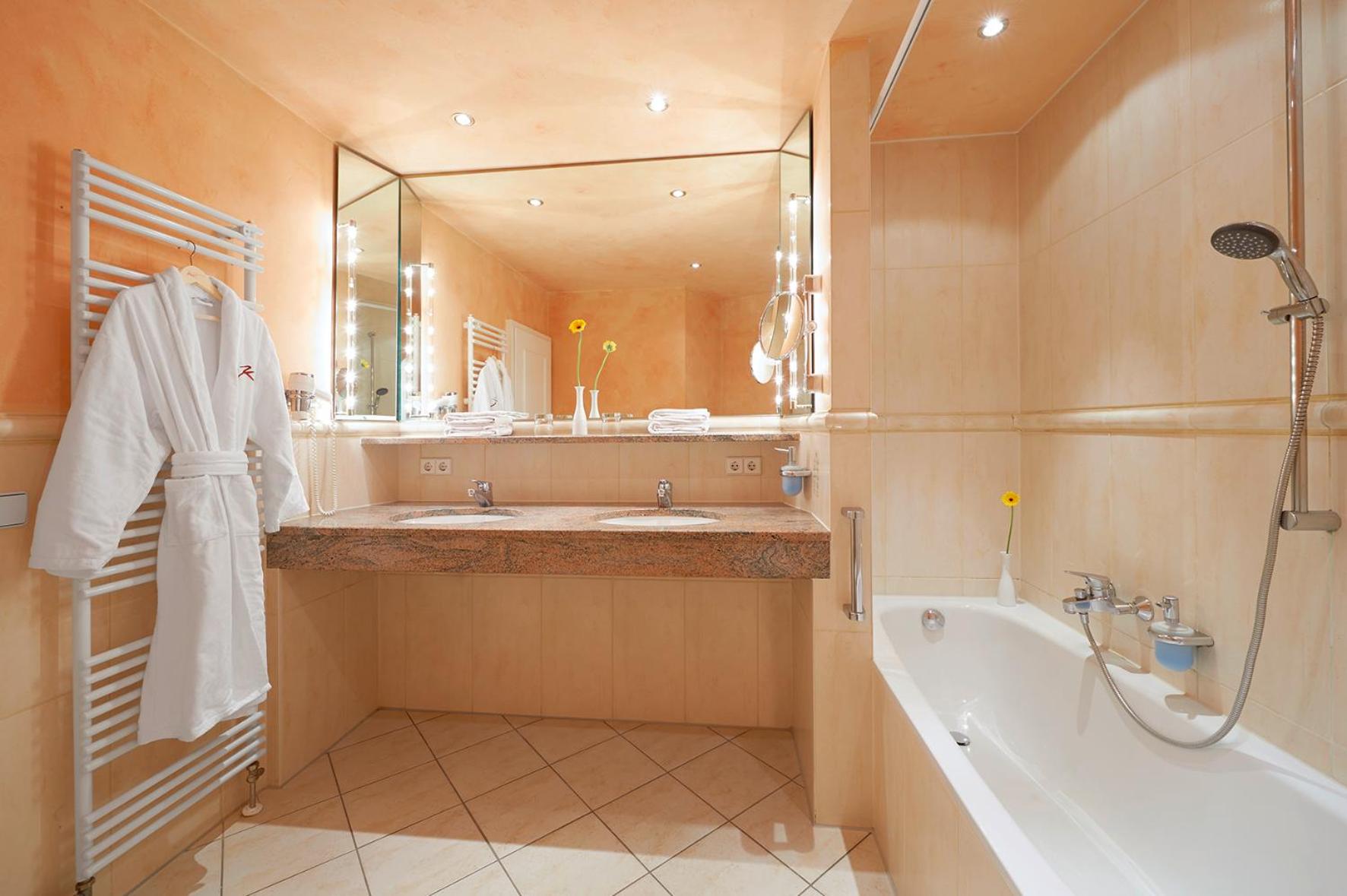 Double Room with Balcony - Photo 6
