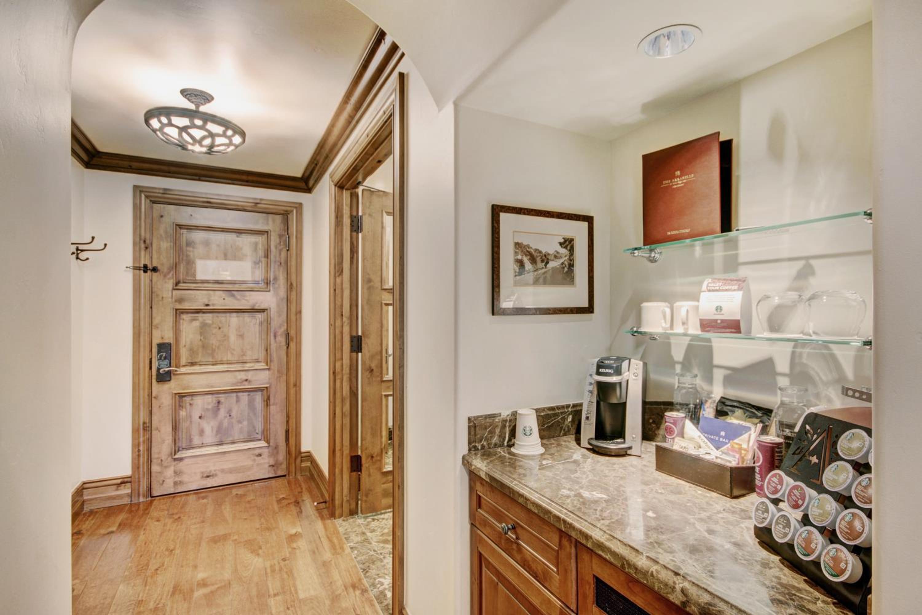 Deluxe King Room - Photo 9