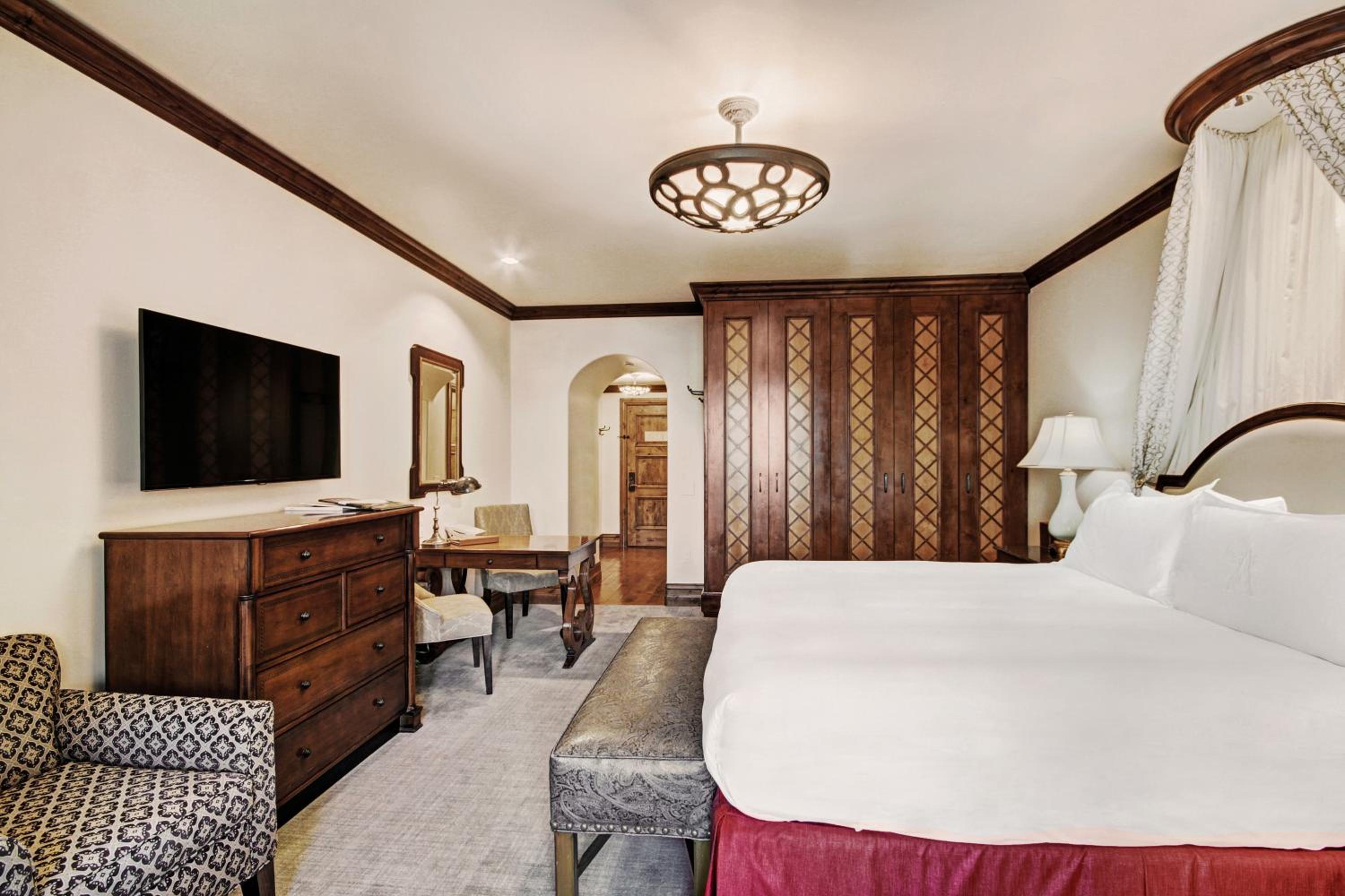 Deluxe King Room - Photo 7