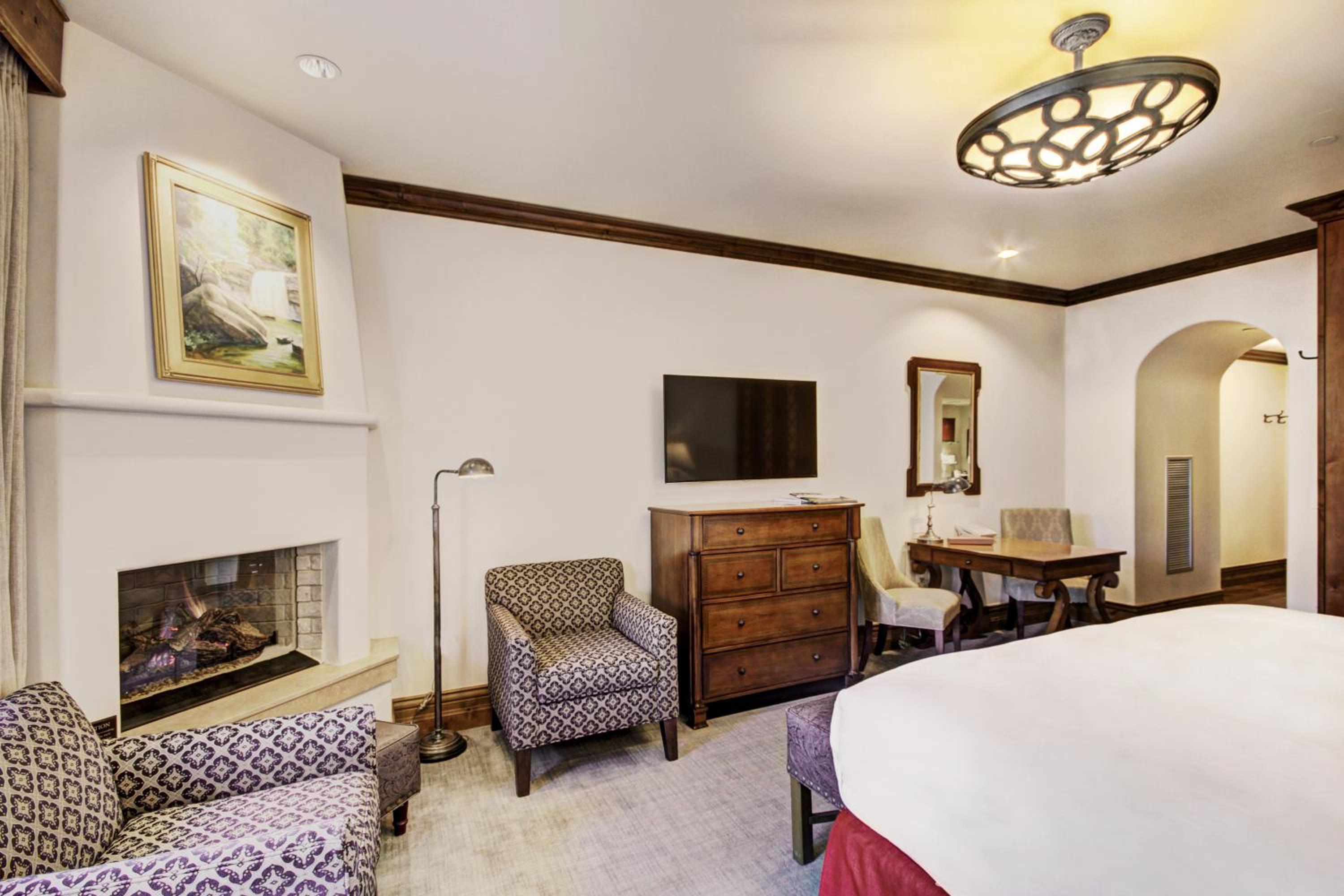 Deluxe King Room - Photo 10