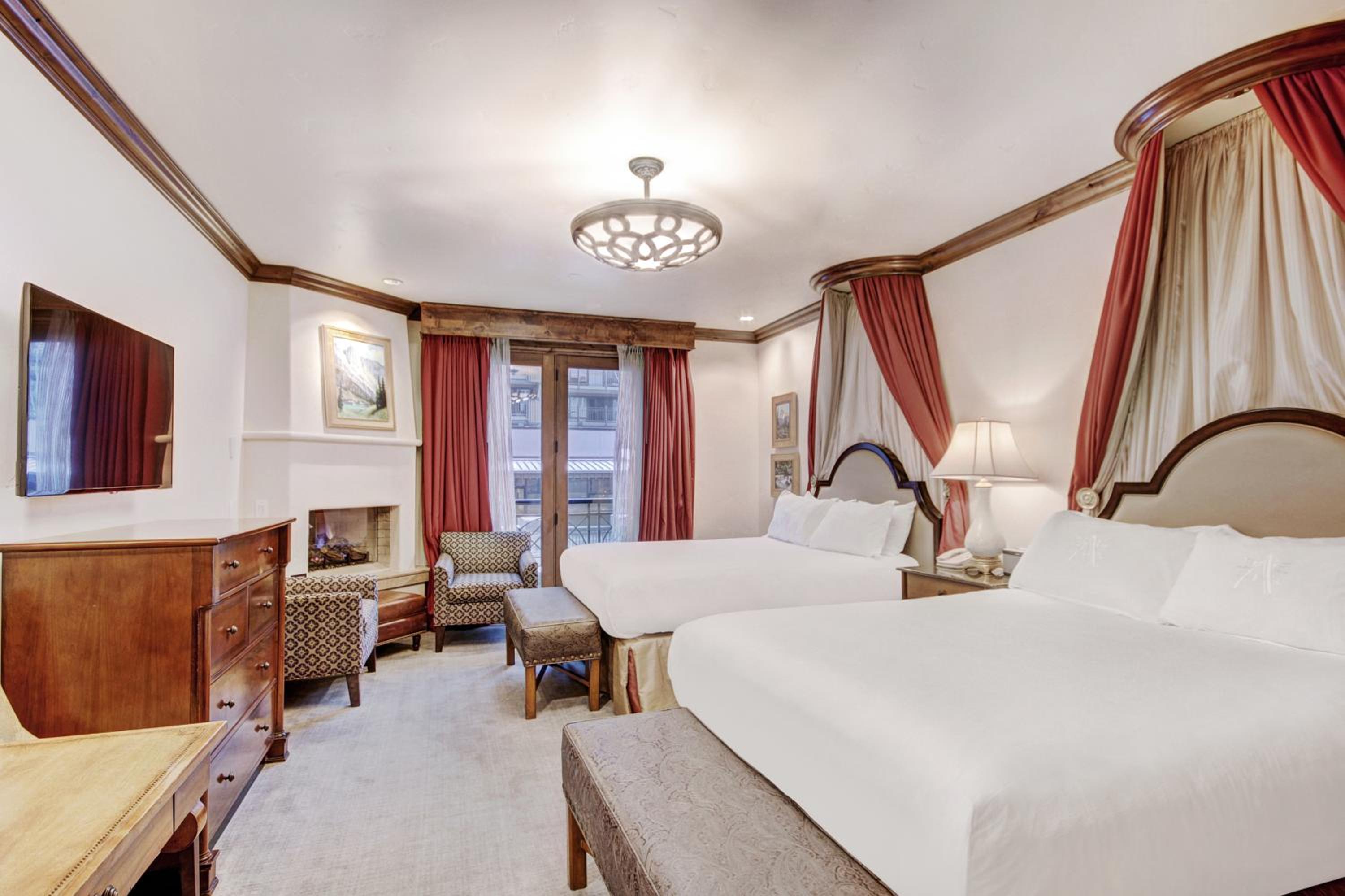 Superior Queen Room with Two Queen Beds - Photo 3