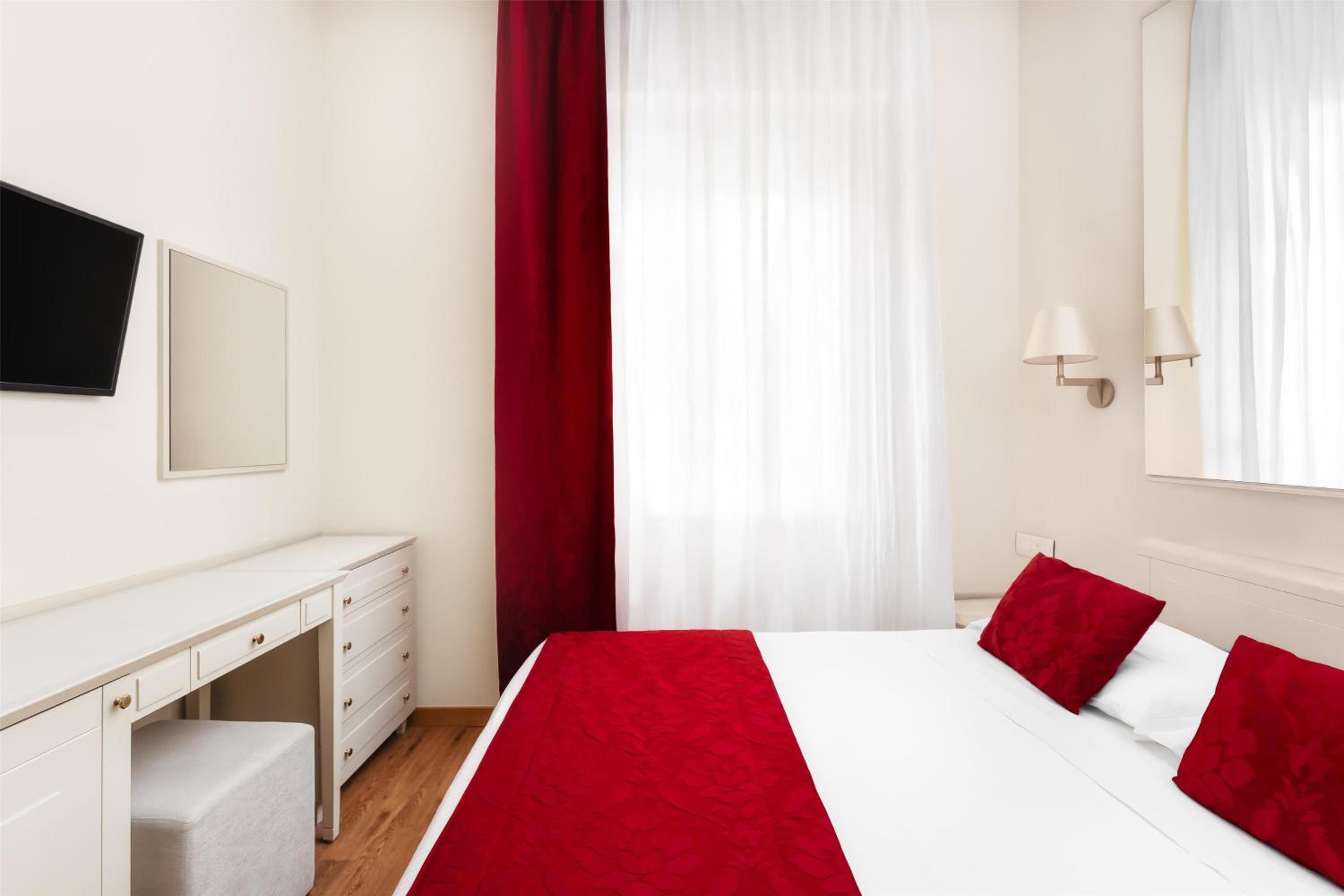 Classic Double Room with French Bed - Non-Smoking