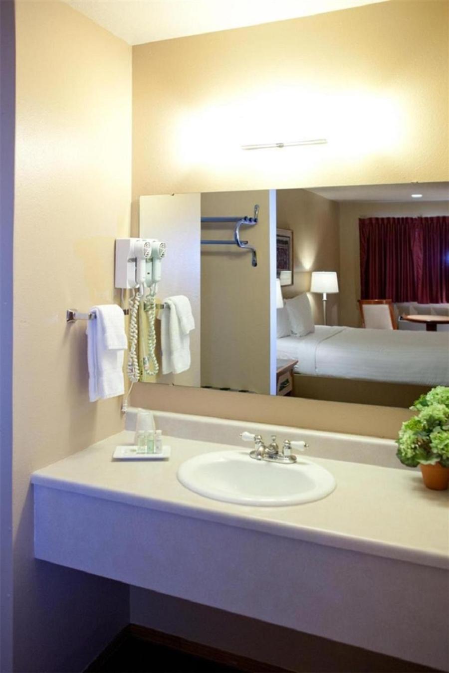 Queen Room - Non-Smoking photo 2