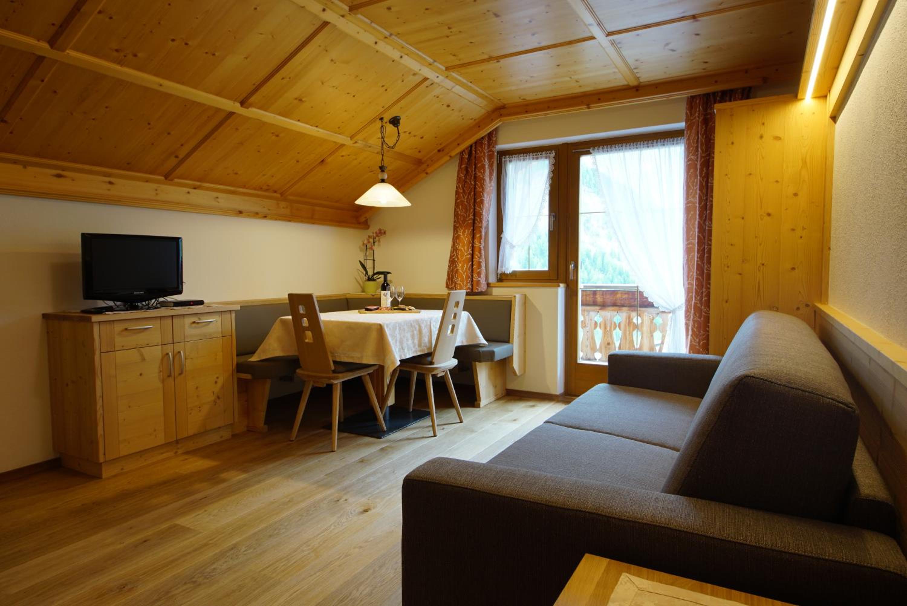 Apartment with Mountain View