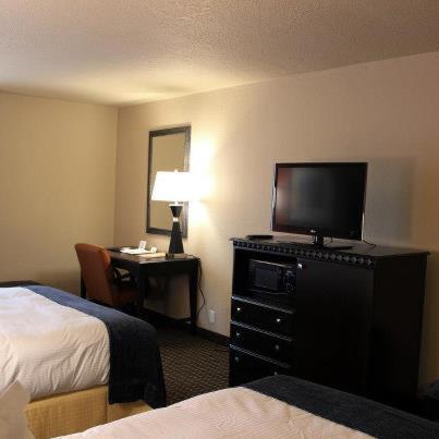 Business Queen Room with Two Queen Beds - Photo 2
