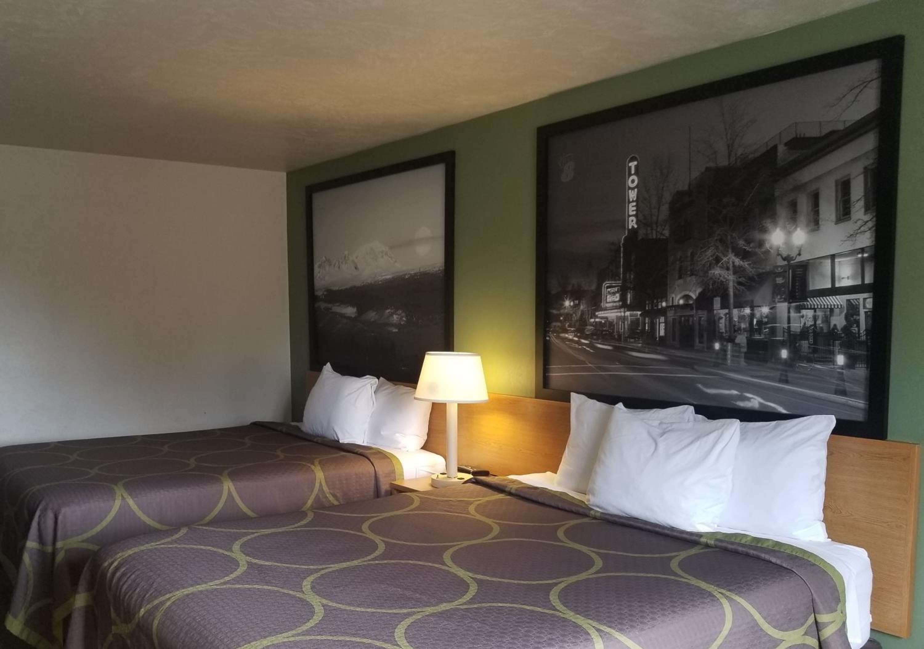 Queen Room with Two Queen Beds - Non-Smoking - Photo 5