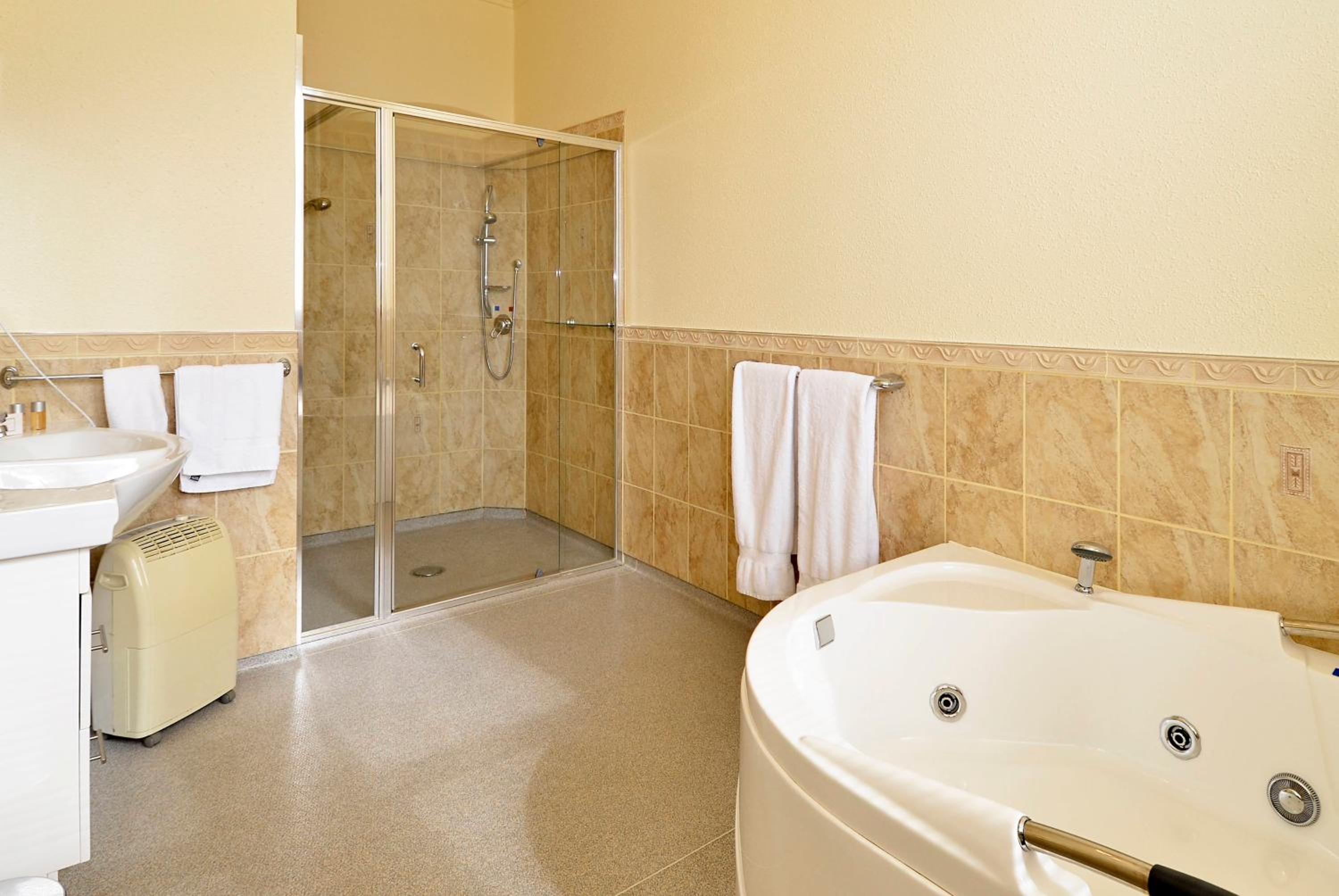 Honeymoon Suite with Lake View - Photo 13