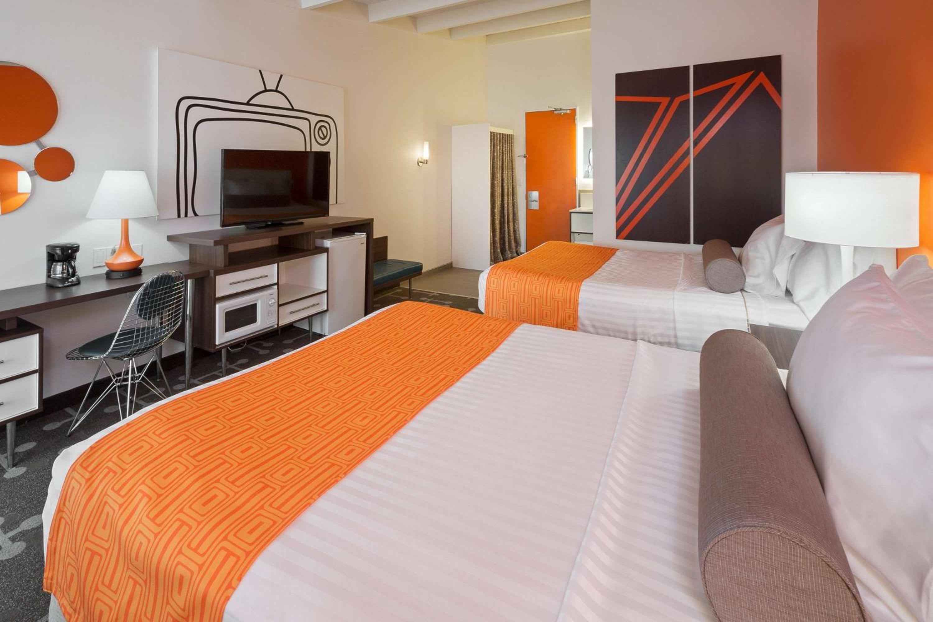 Deluxe Queen Room with Two Queen Beds - Non-Smoking photo 3