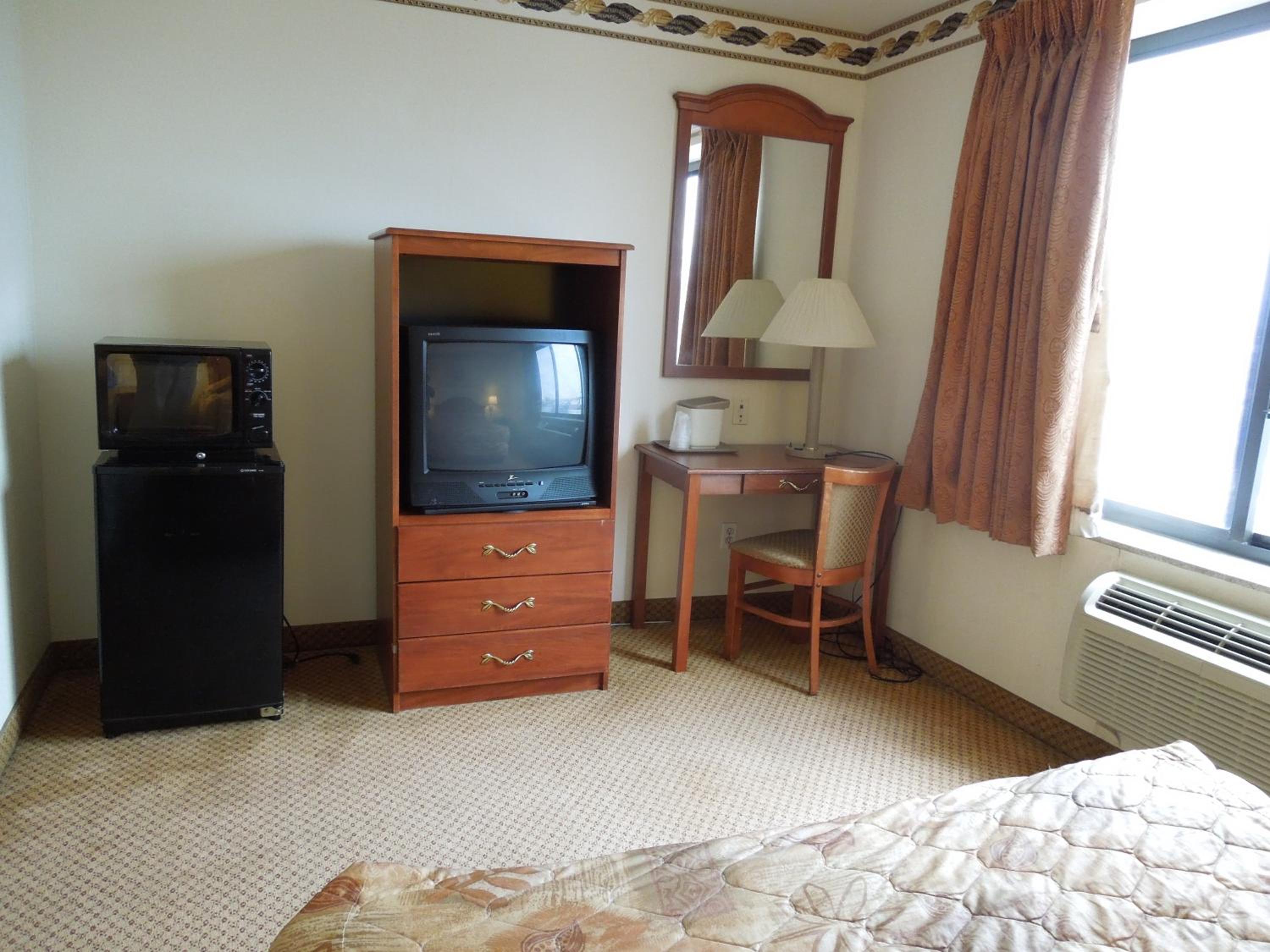 Queen Room - Non-Smoking - Photo 4