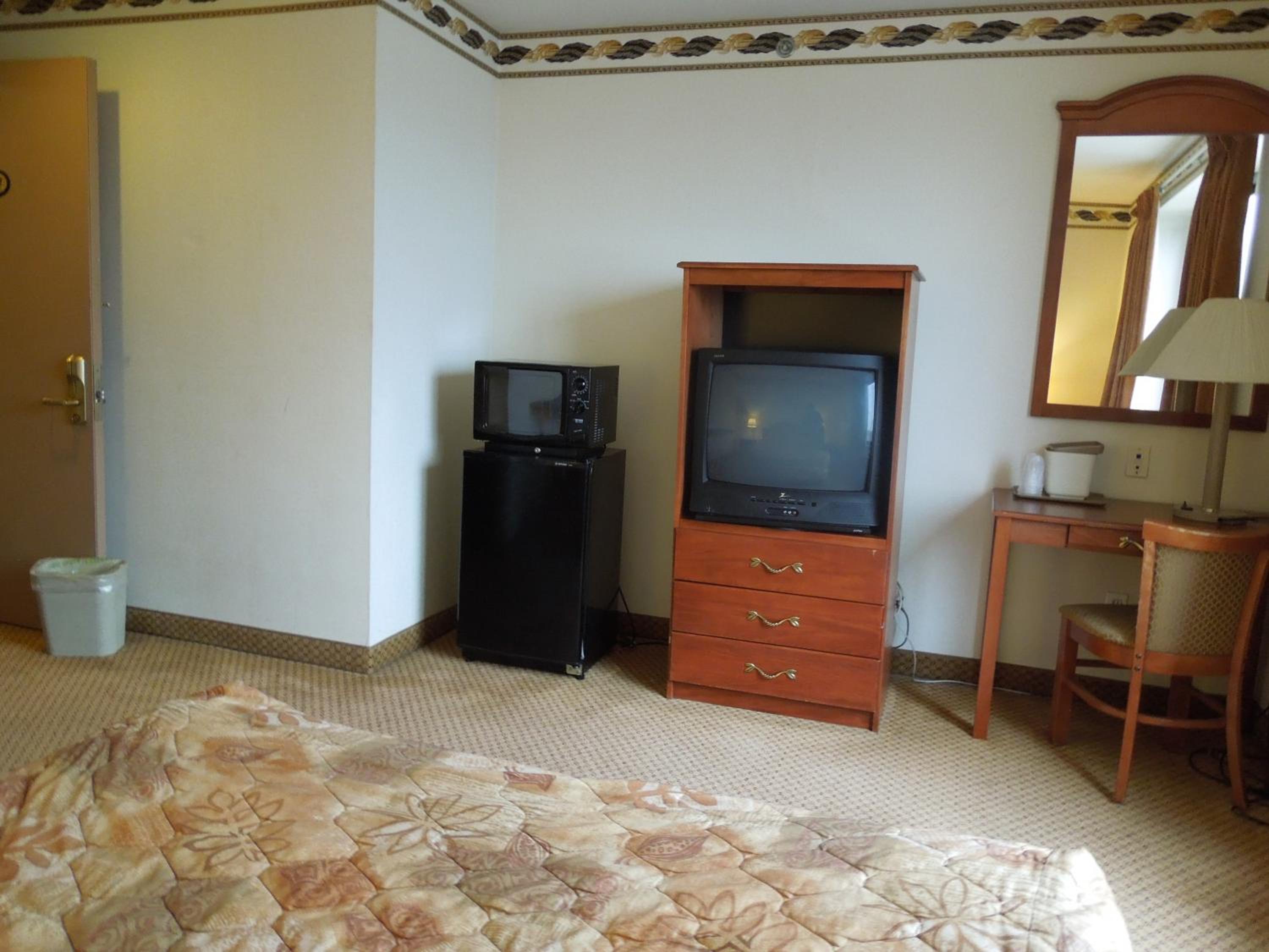 Queen Room - Non-Smoking - Photo 3