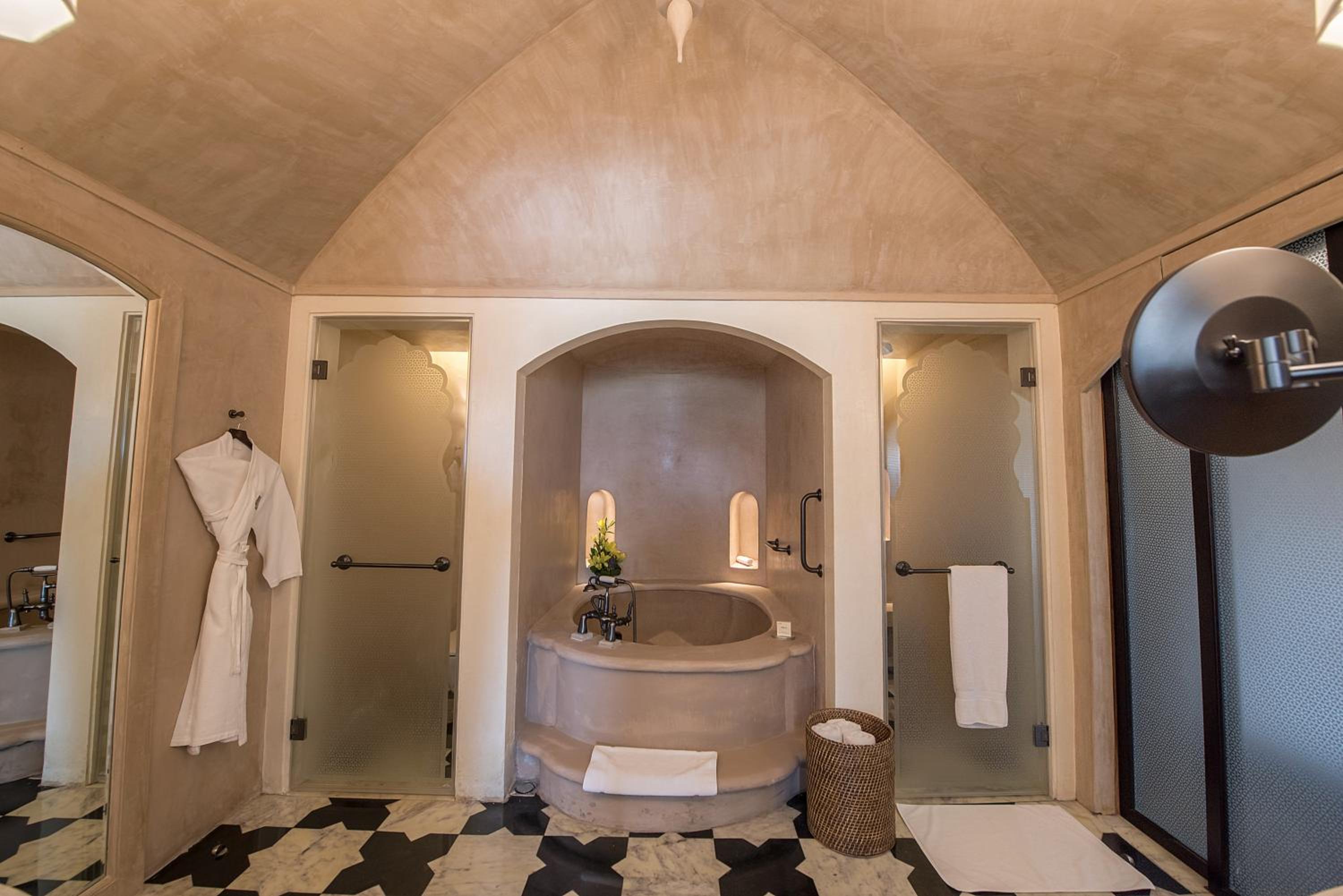 Deluxe Room Twin (Non Smoking):2 complimentary craft beers or signature cocktail at Anjum per room per stay, Happy Hours (Buy 1 Get 1) at Anjum Bar on Select beverages,20% off on Food & Soft Beverage and Laundry, Set dinner for couple at Zarin@INR 5000++  - Photo 5