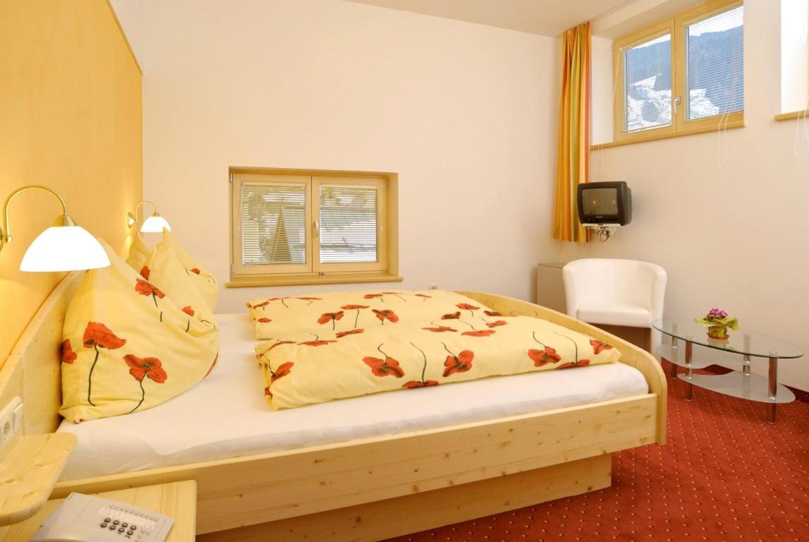 Double Room with Balcony - Photo 2