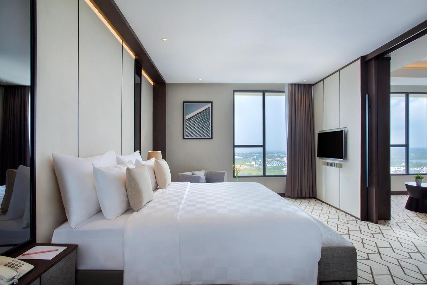 Junior Suite - Queen Bed, Non-Smoking photo 1
