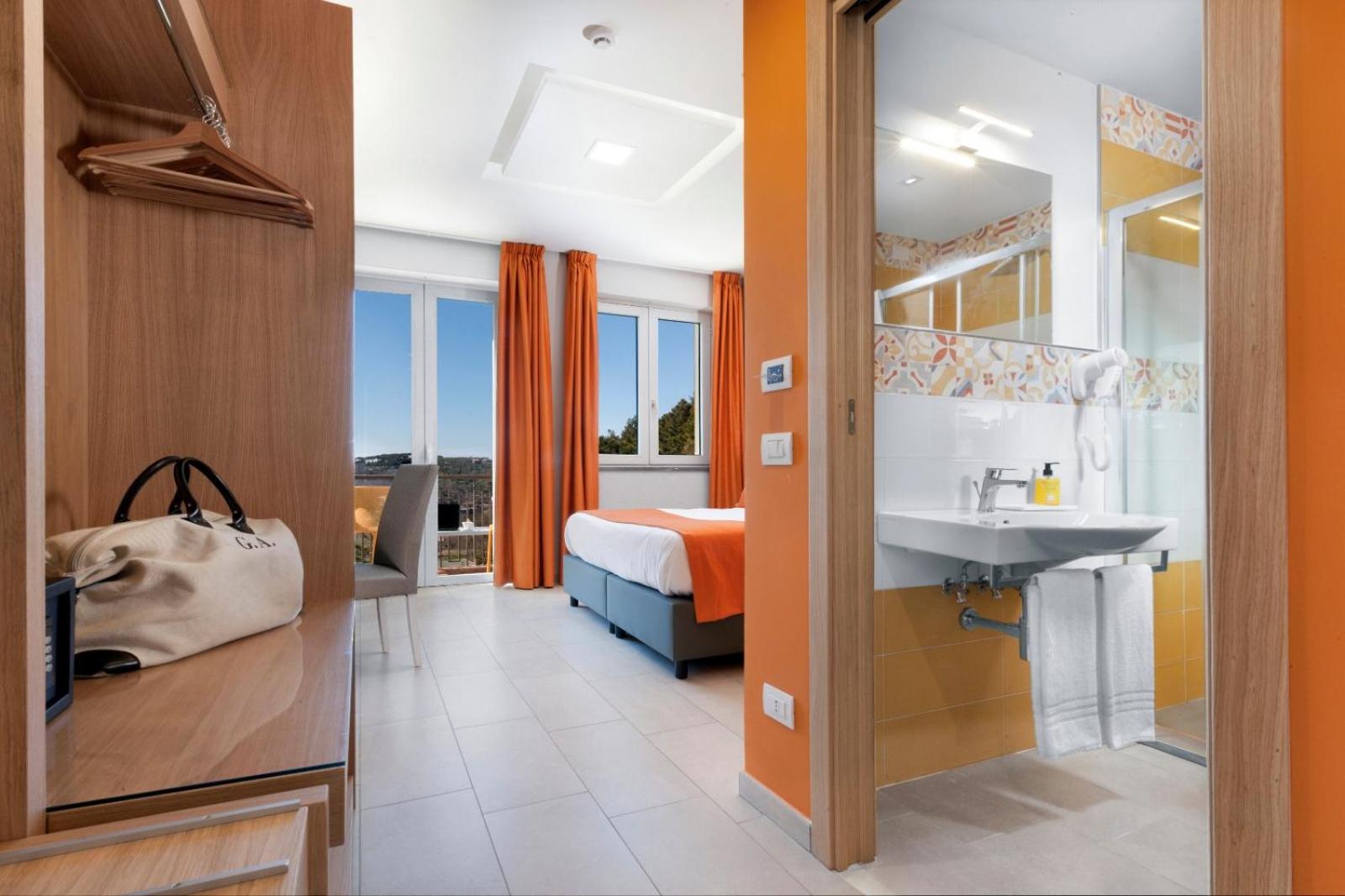 Deluxe Double or Twin Room thumbnail 5