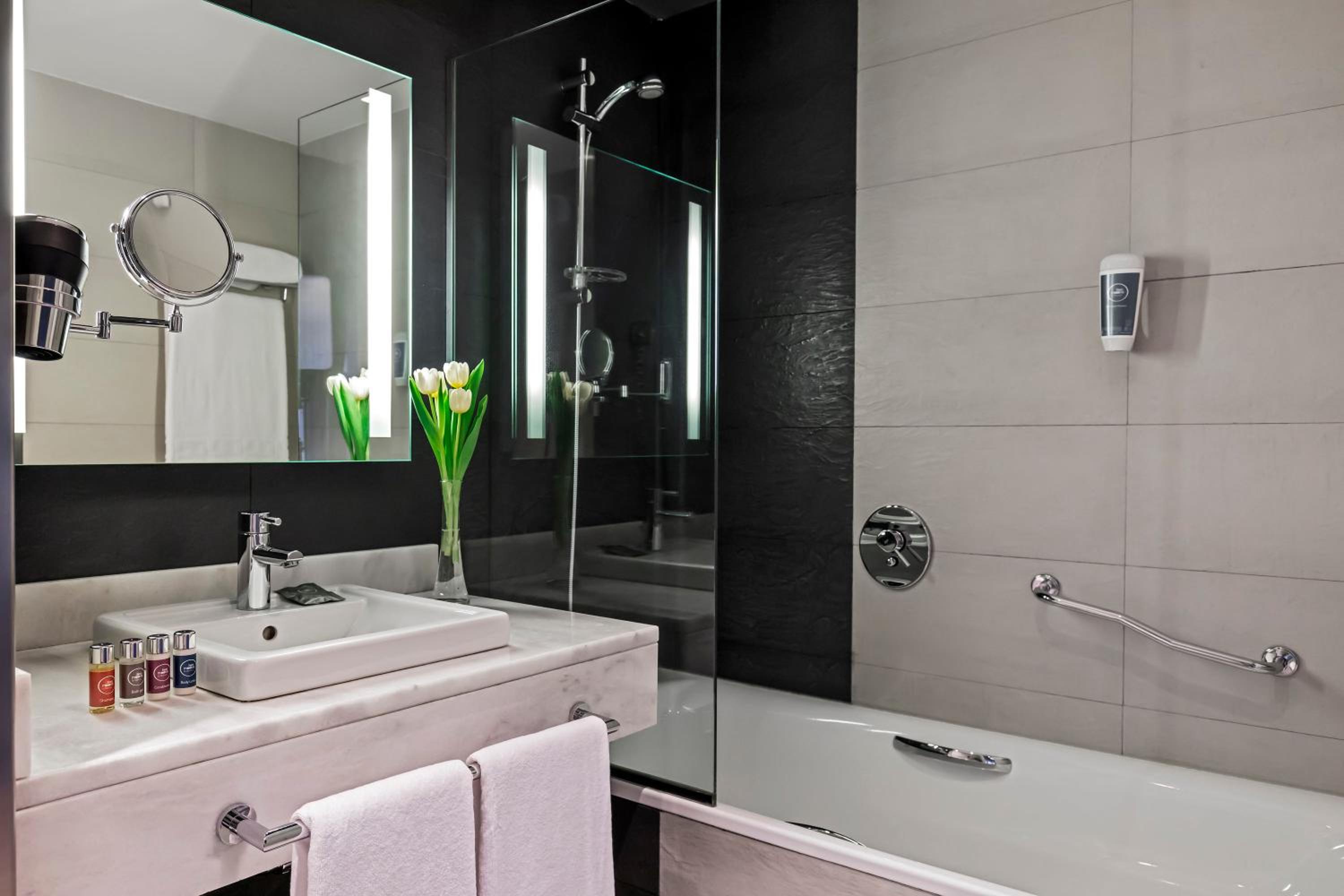 Double or Twin Room (2 Adults) - Photo 9