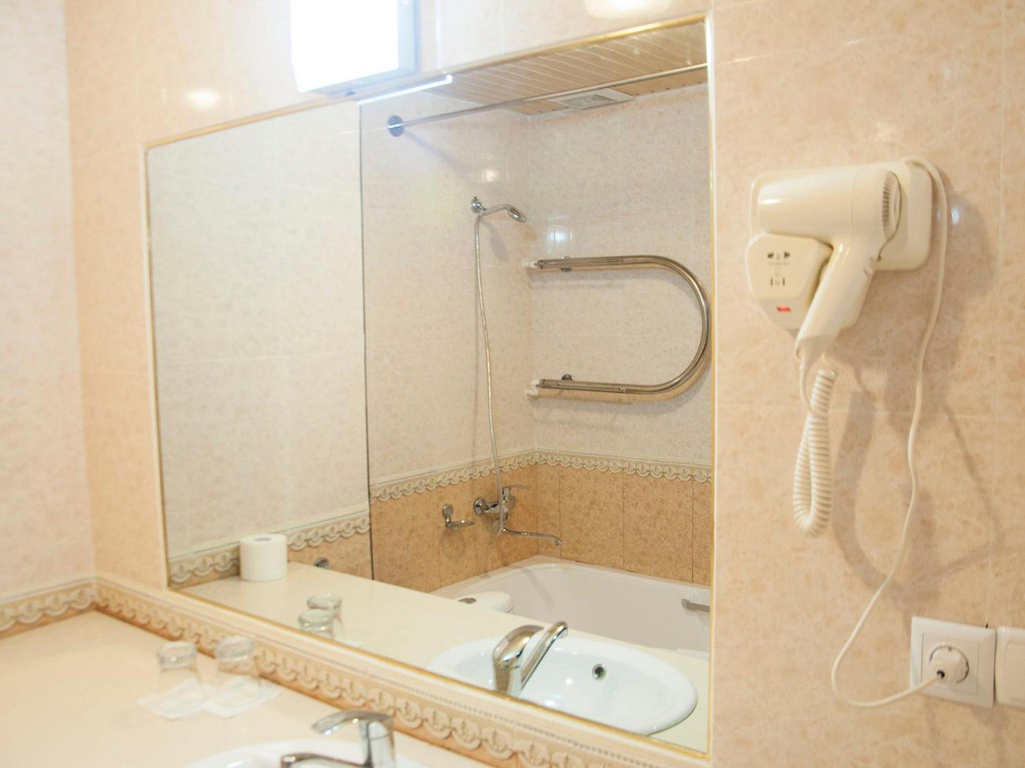 Standard Double or Twin Room - Photo 7