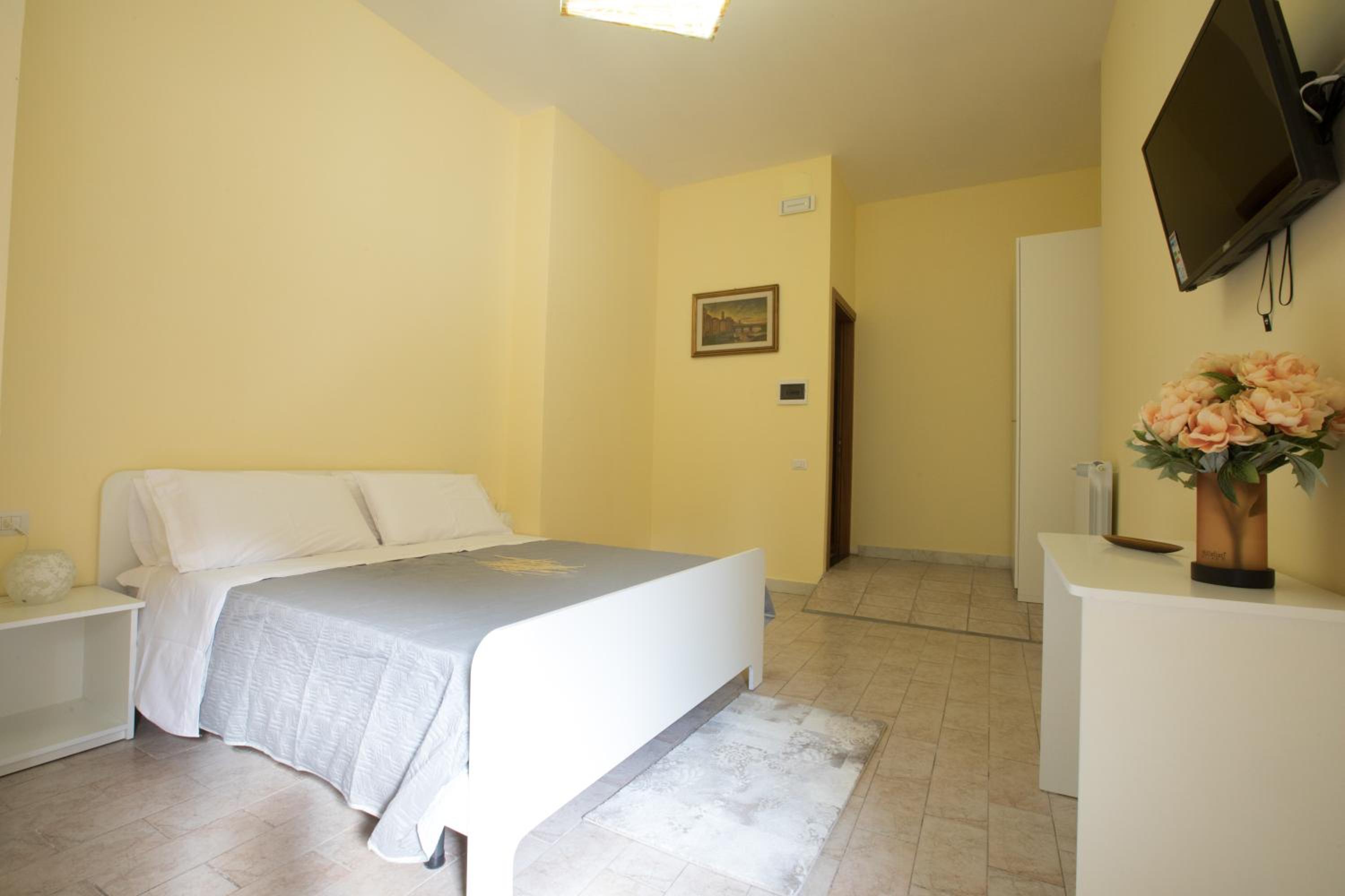 King Room with Roll-In Shower - Disability Access photo 2