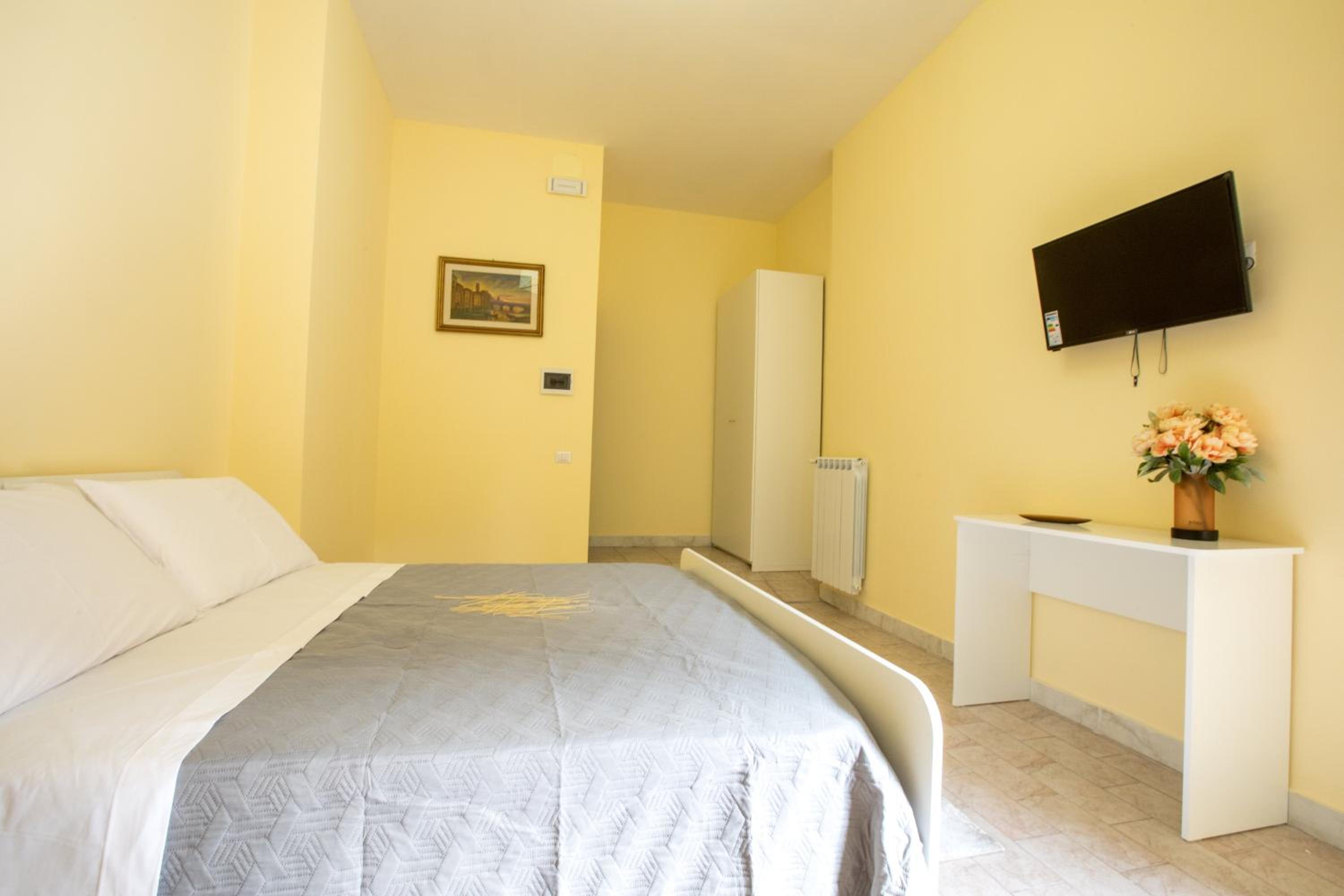 King Room with Roll-In Shower - Disability Access photo 1