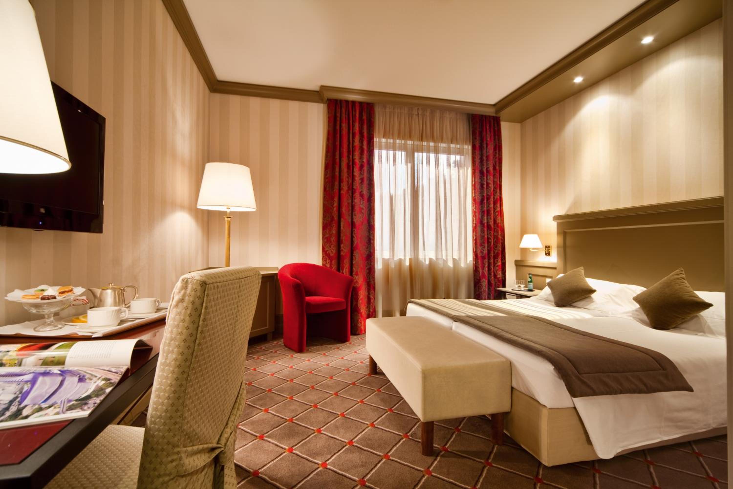 Double or Twin Room - Photo 6