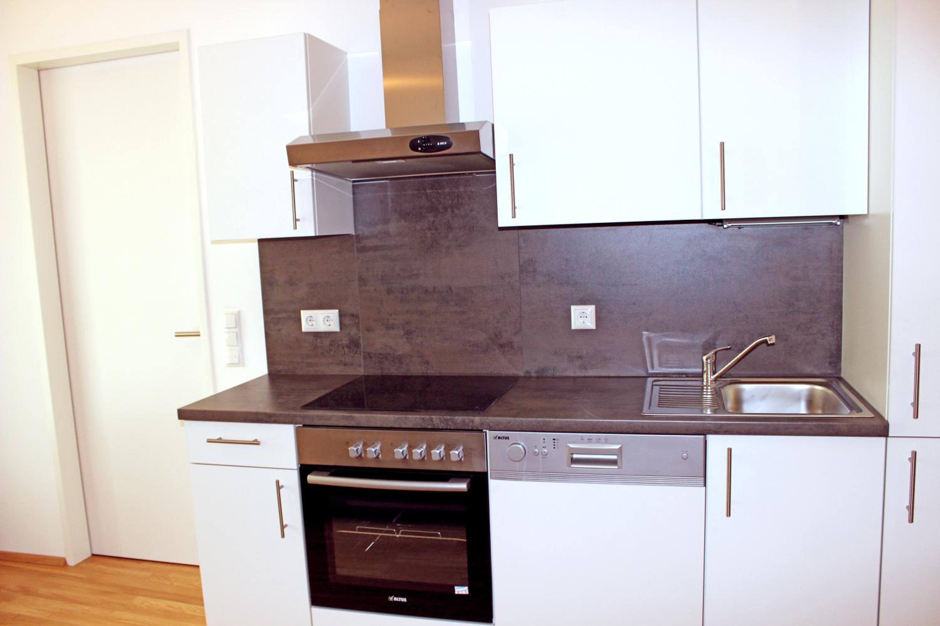One Bedroom Apartment with Balcony - Photo 2