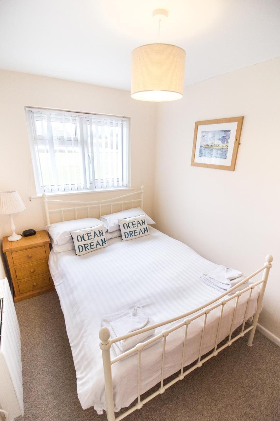 Two-Bedroom House - Photo 2