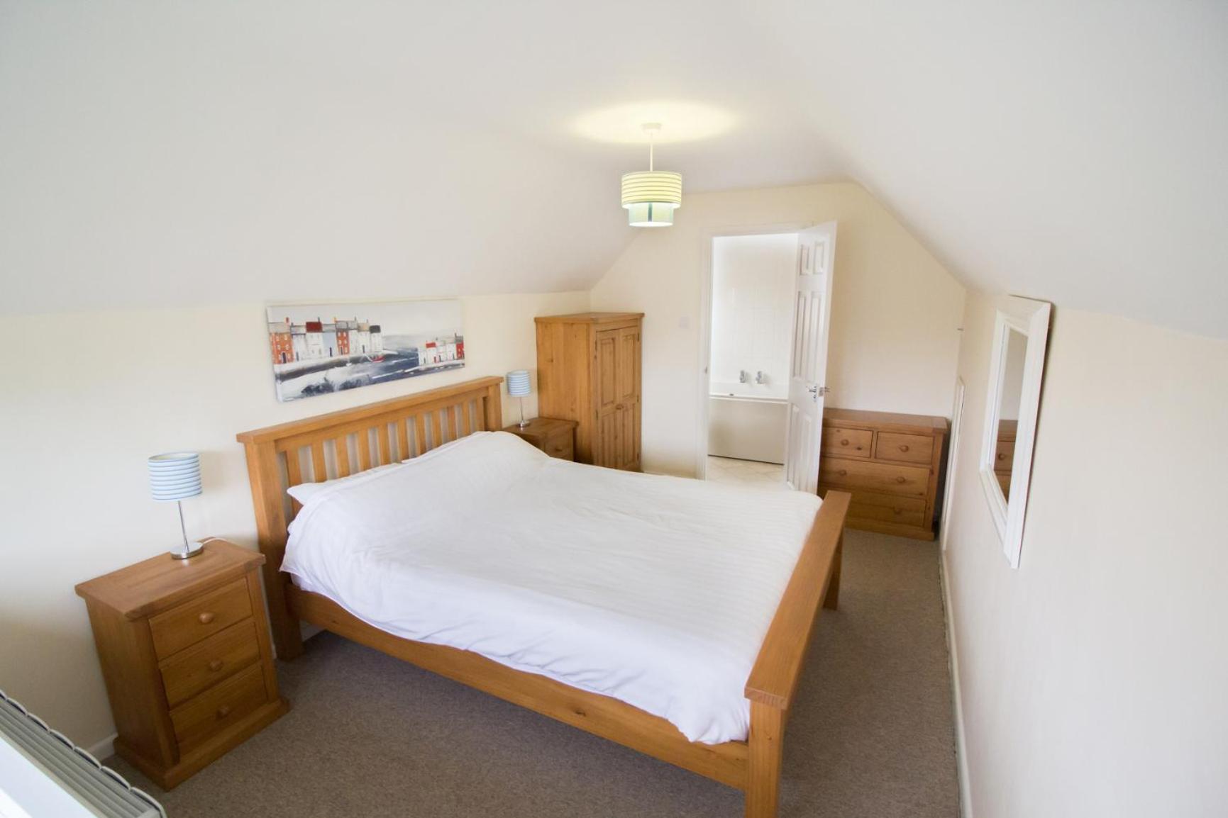 Three-Bedroom House - Photo 5