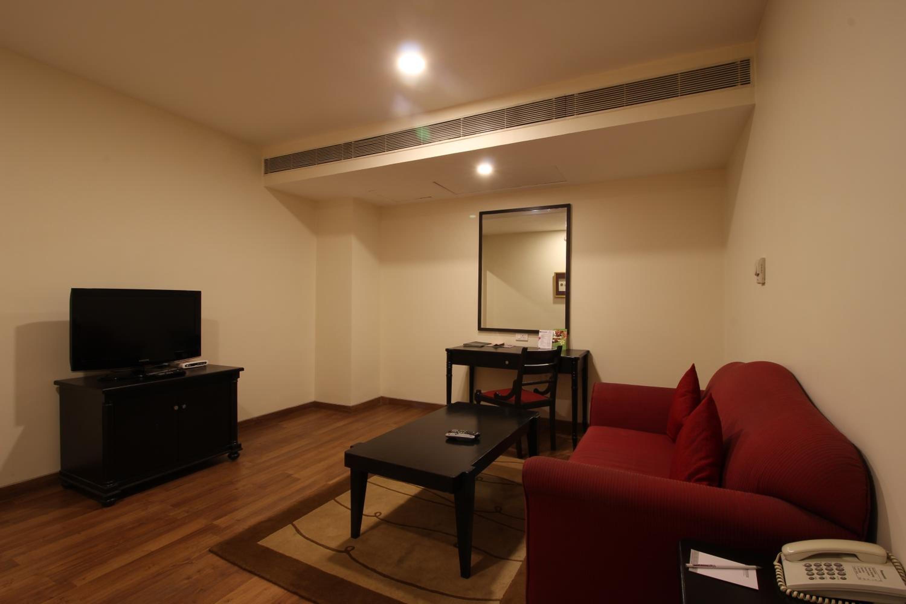Deluxe Suite - Photo 12