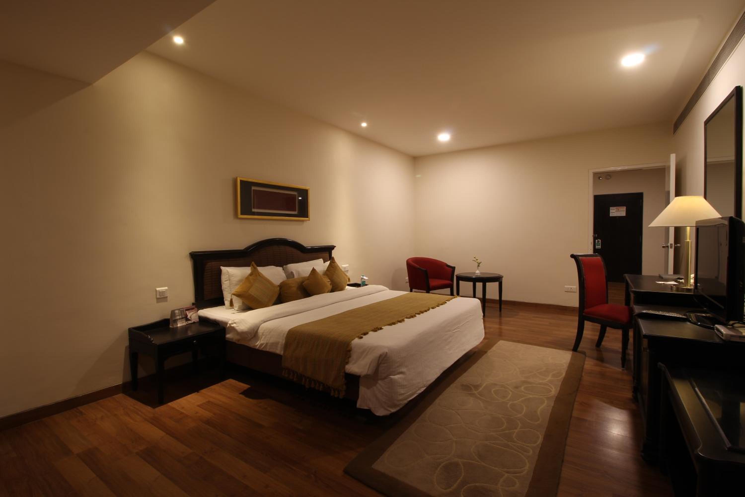 Executive Suite - Photo 3