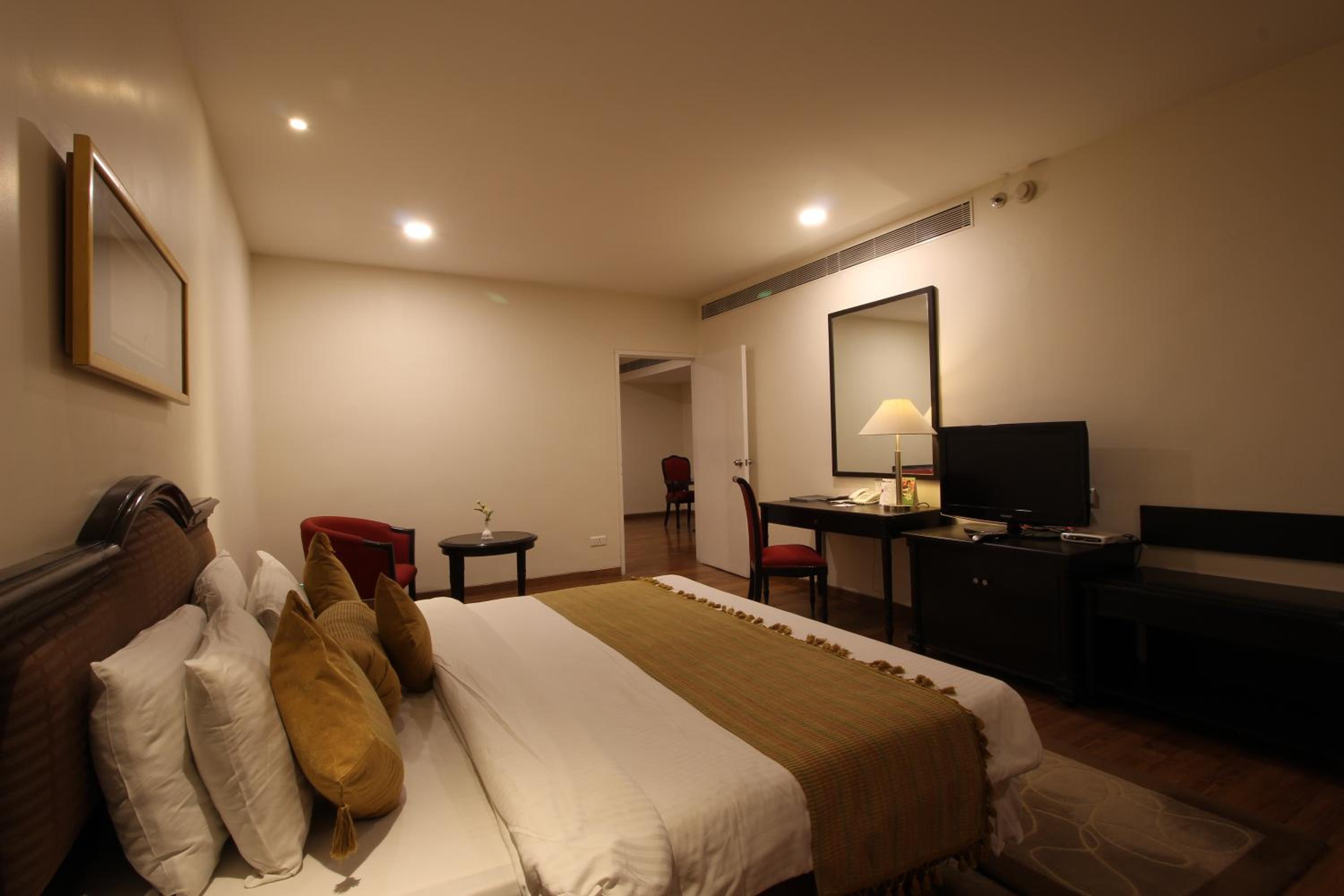 Executive Suite - Photo 2
