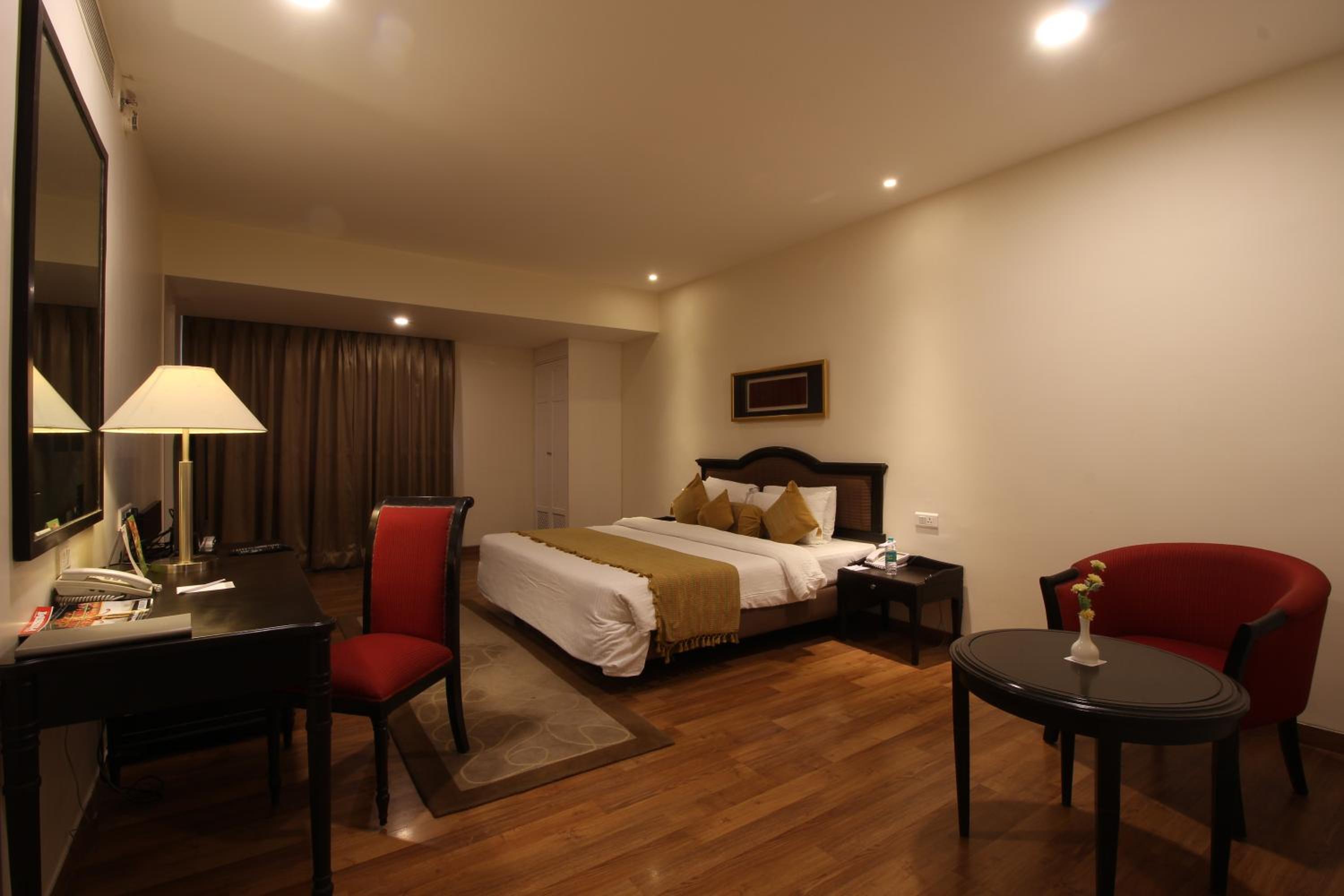 Executive Suite - Photo 11