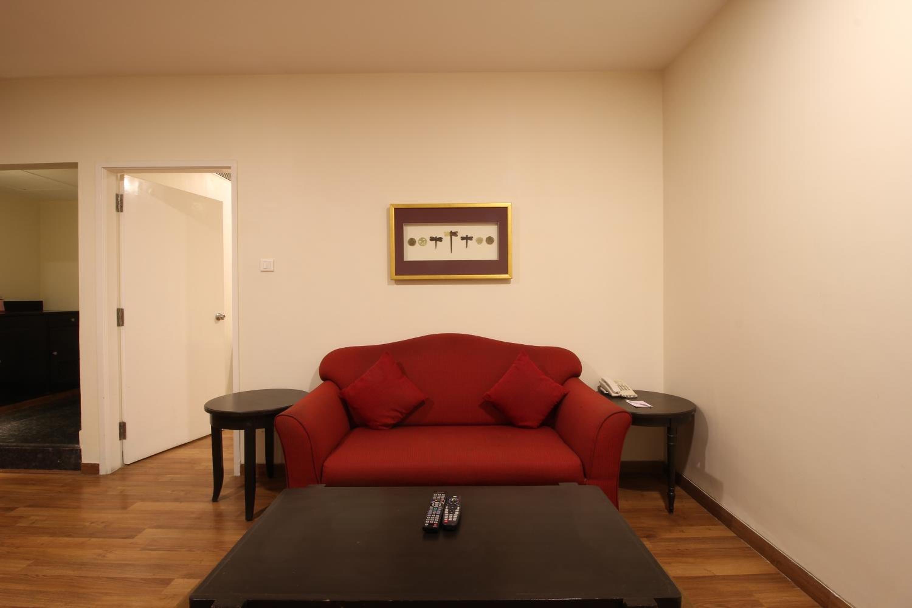 Executive Suite - Photo 12