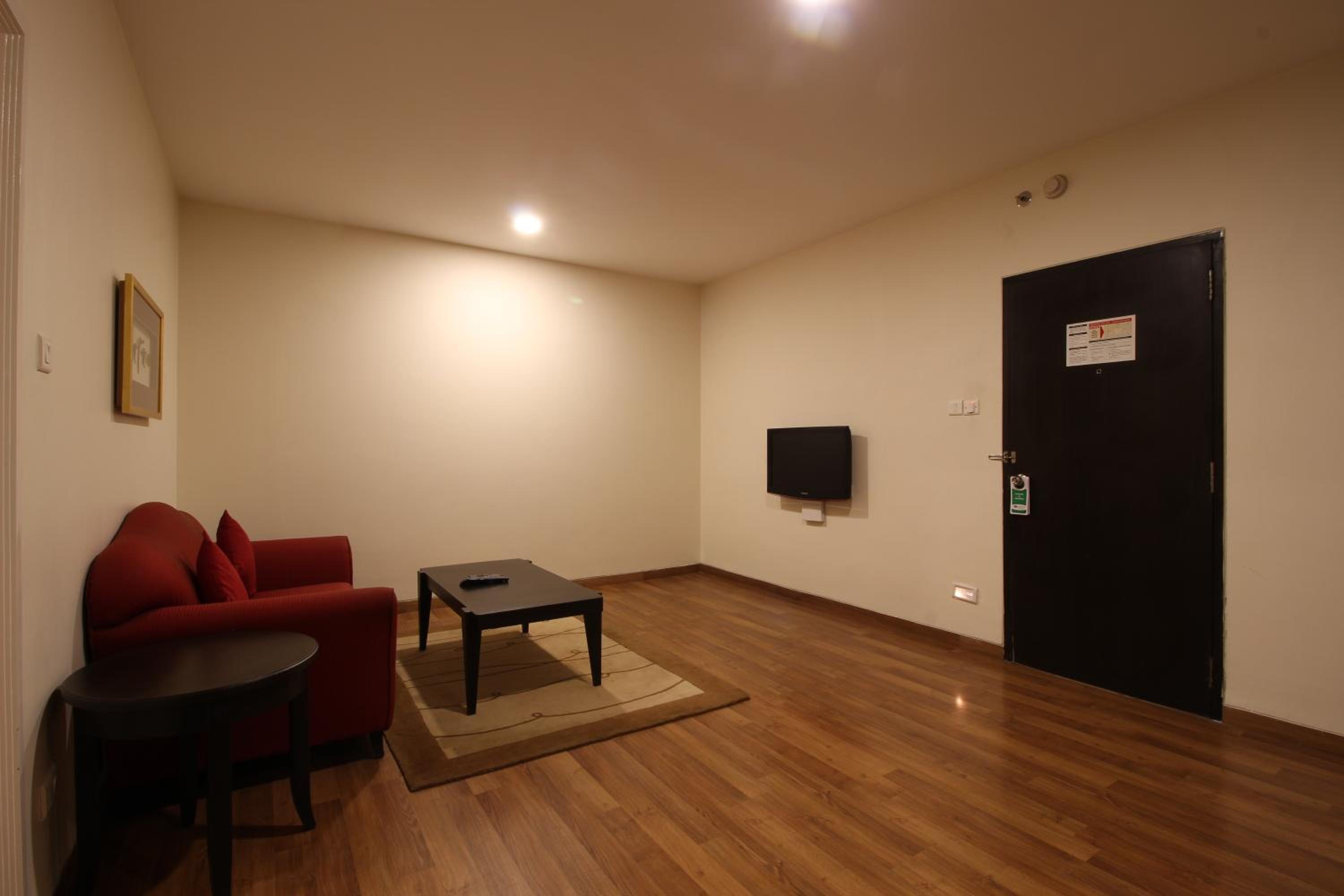 Deluxe Suite - Photo 13