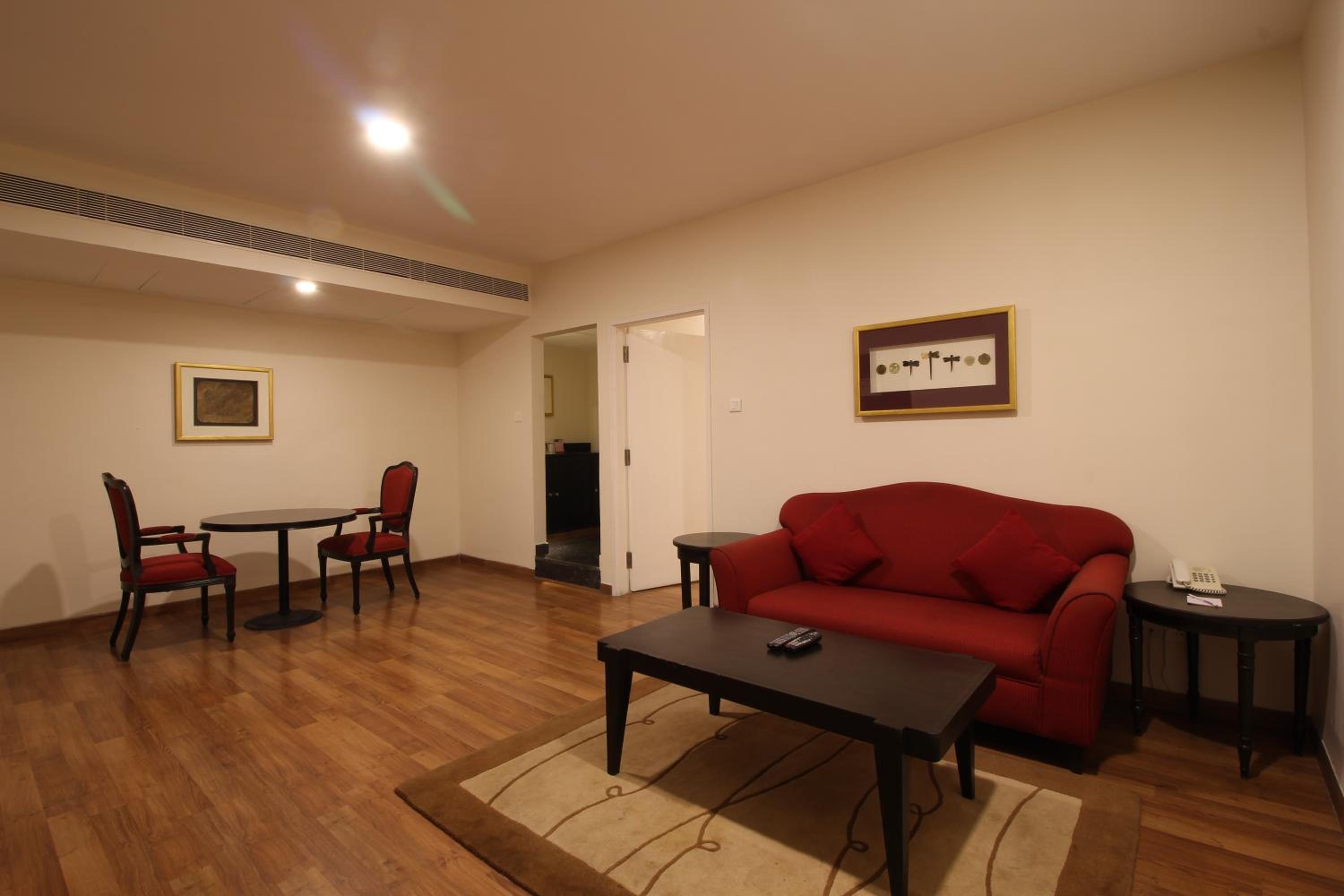 Deluxe Suite - Photo 6