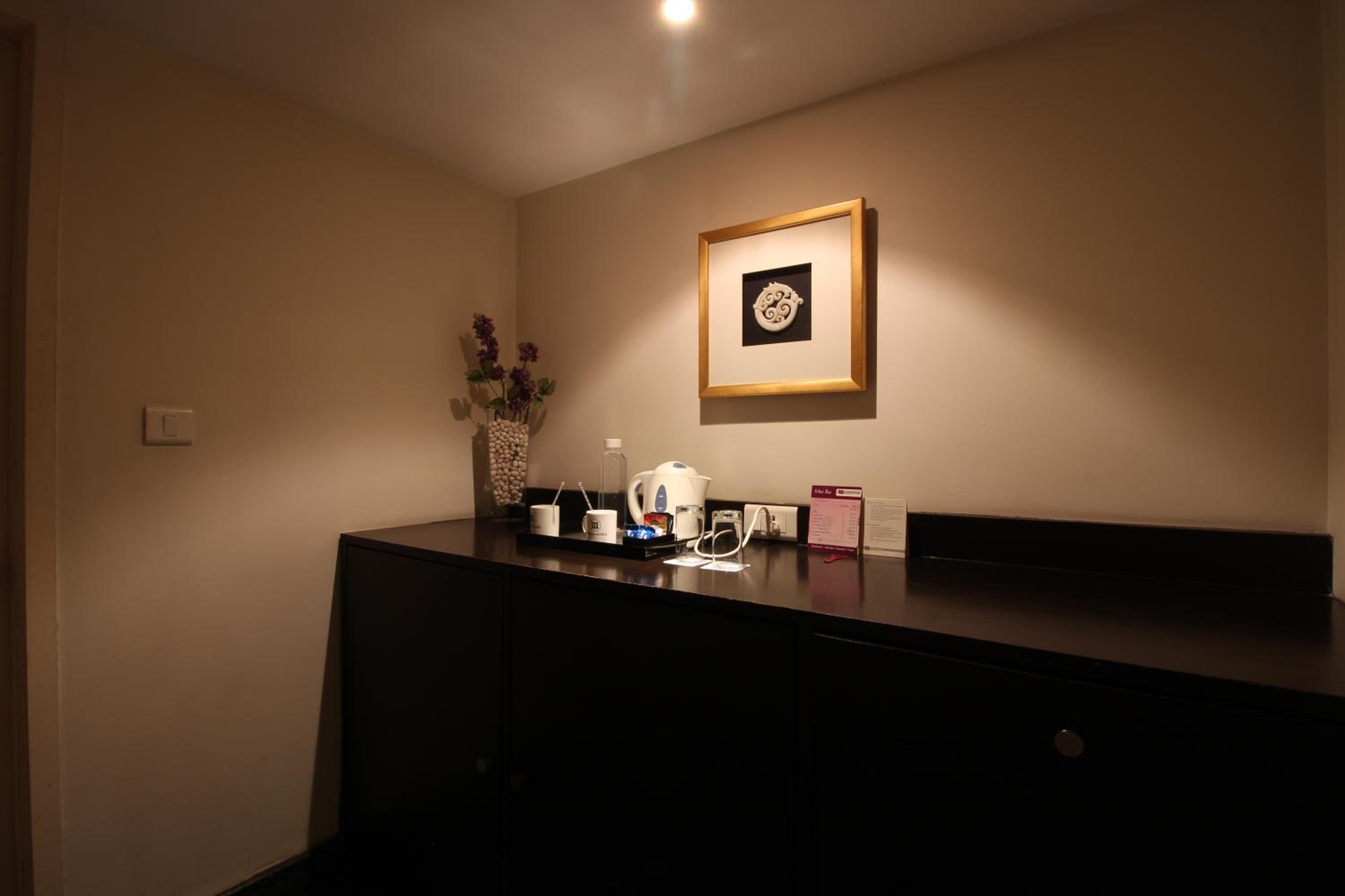 Executive Suite - Photo 9