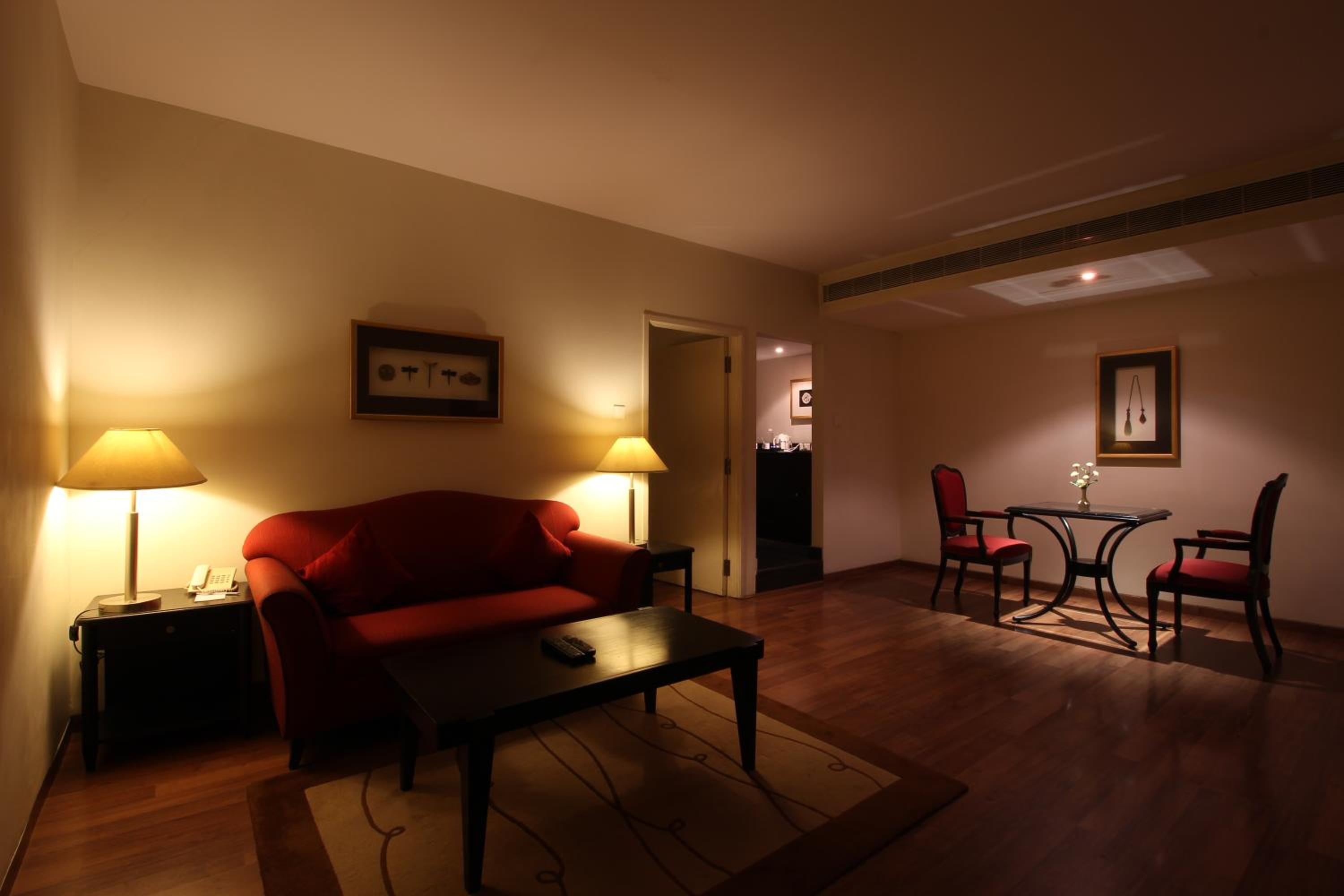 Executive Suite - Photo 8