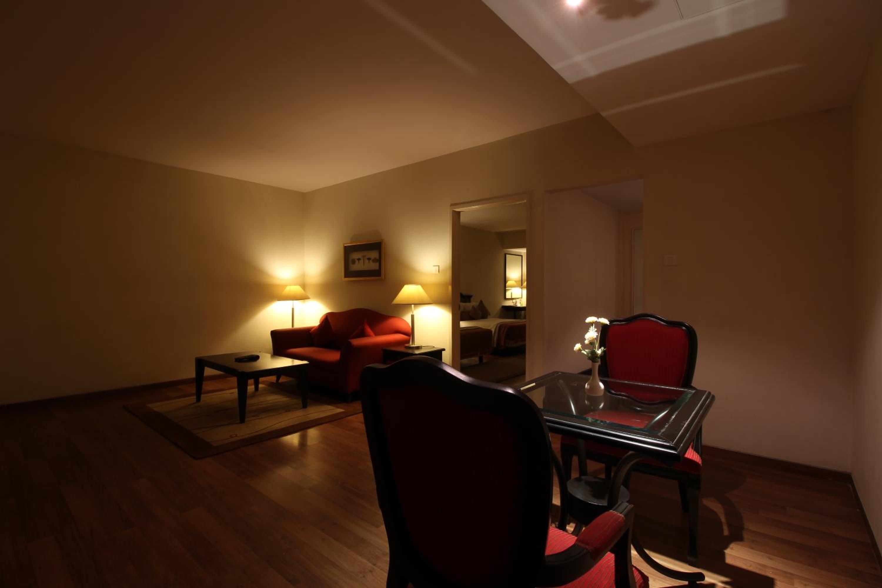 Executive Suite - Photo 6