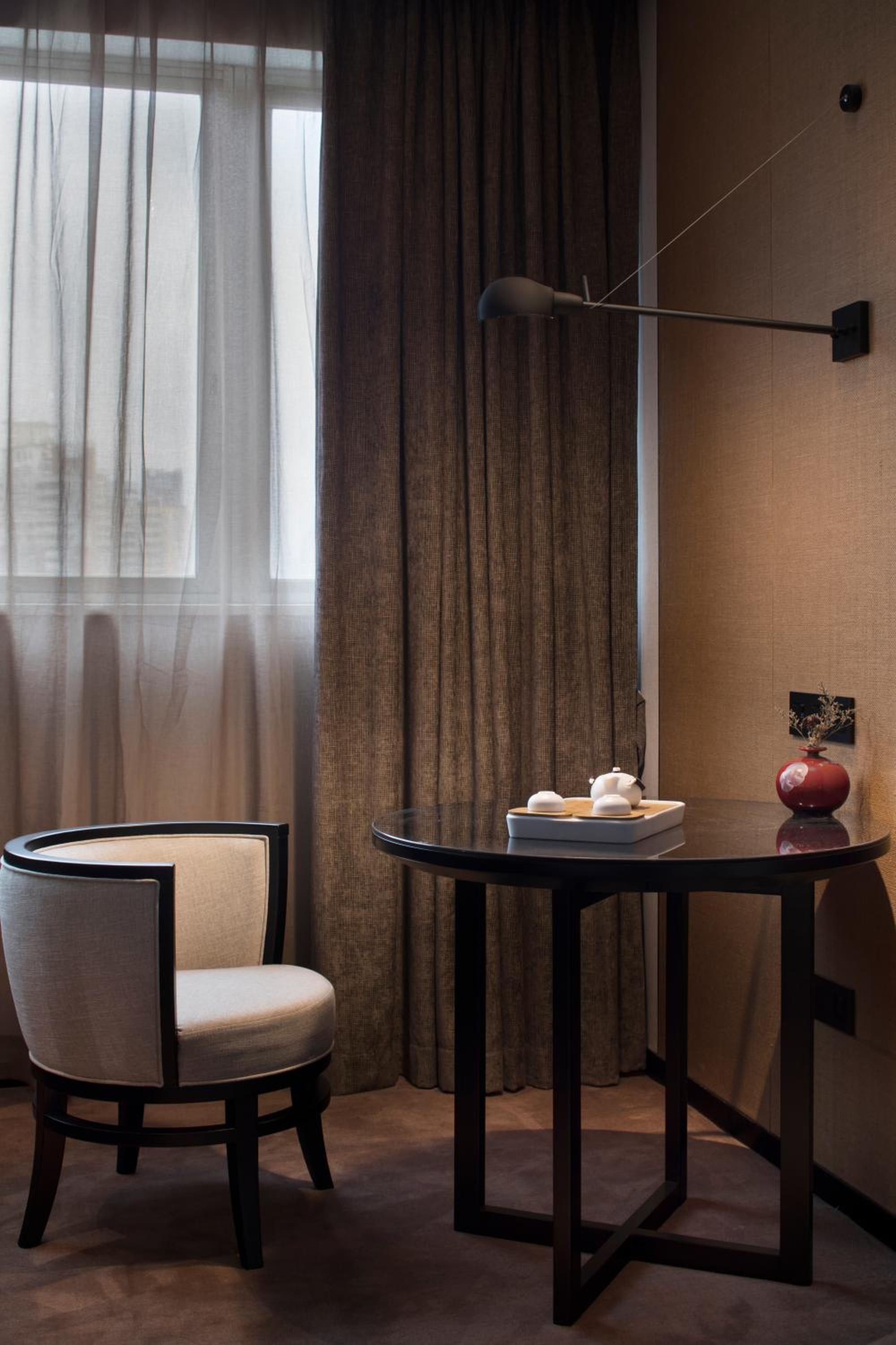 Deluxe King Room - Photo 10