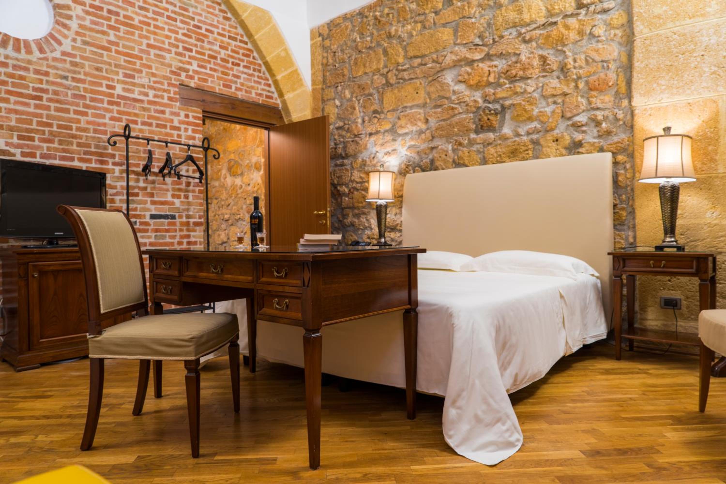 Deluxe Room - Photo 5