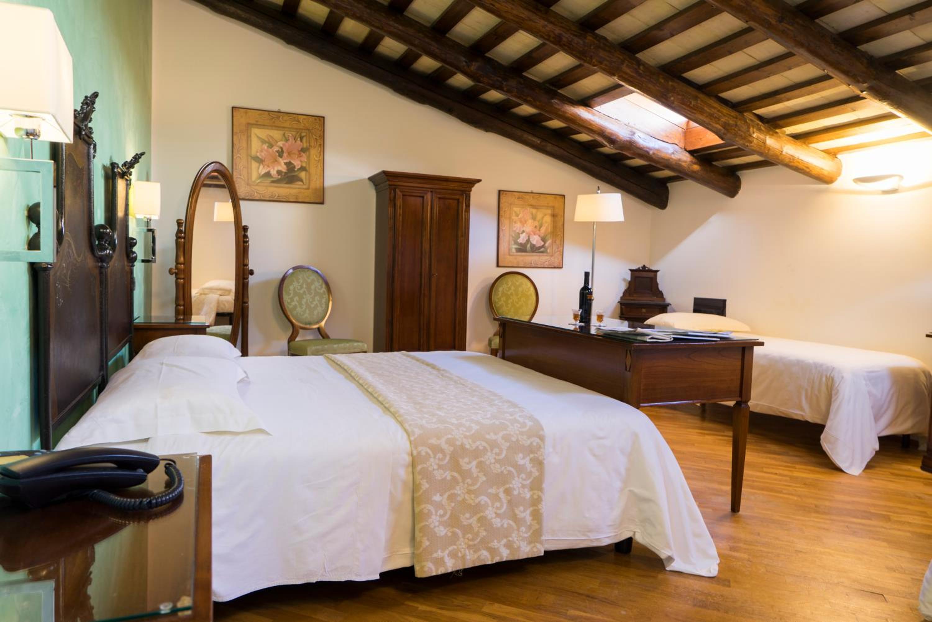 Deluxe Room - Photo 6