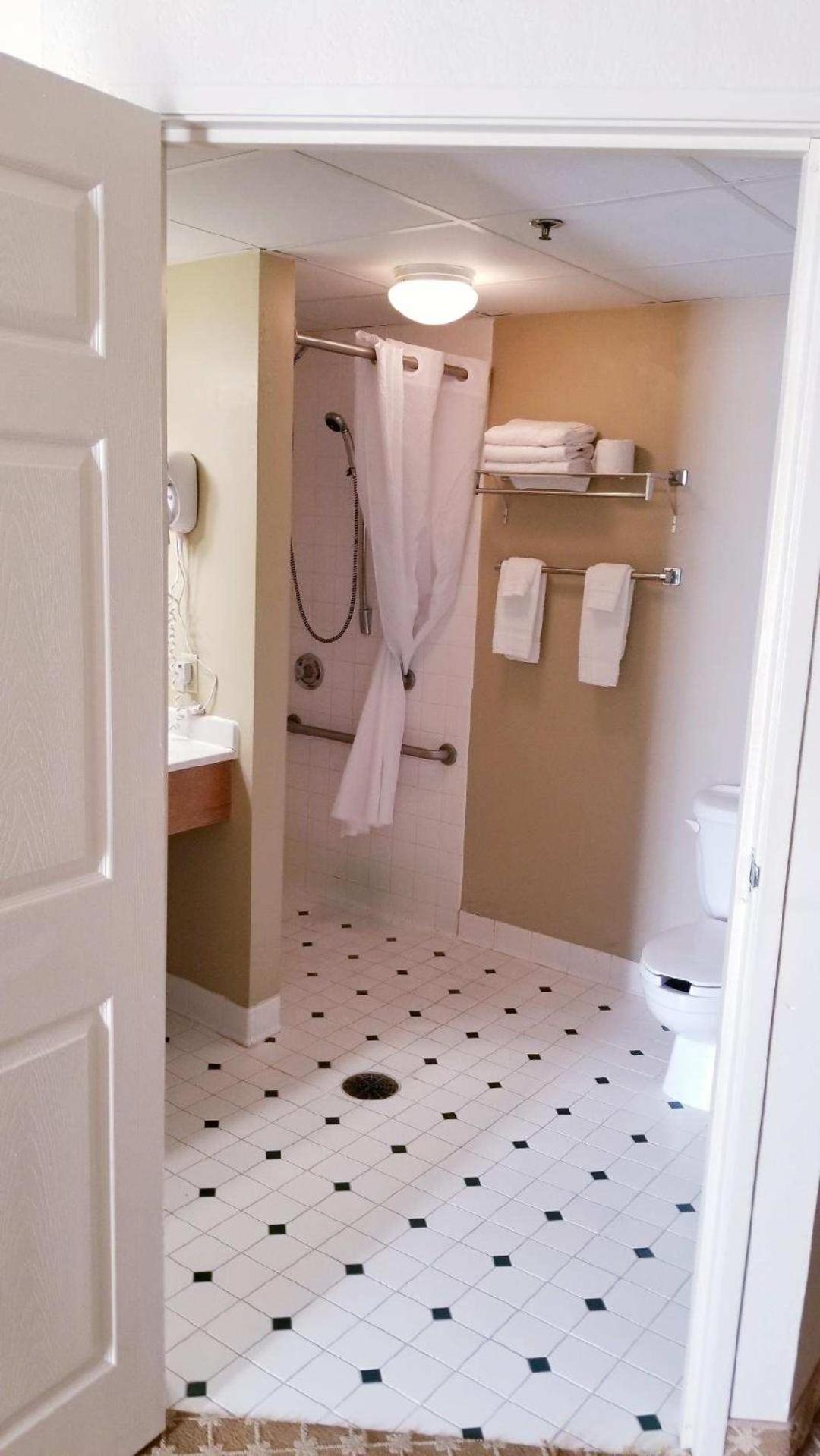 King Room - Disability Access - Photo 3