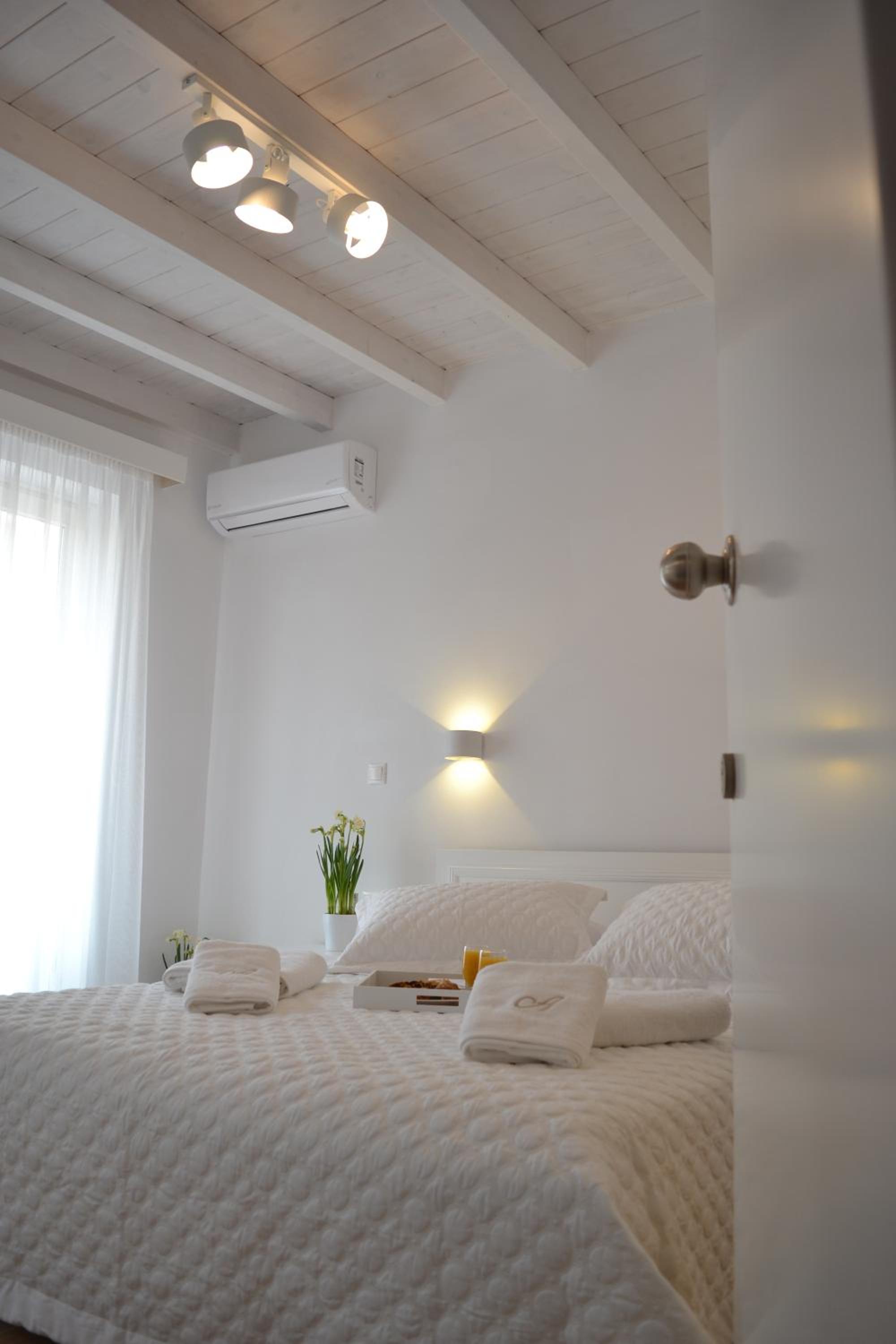 Junior Suite with Balcony - Photo 4