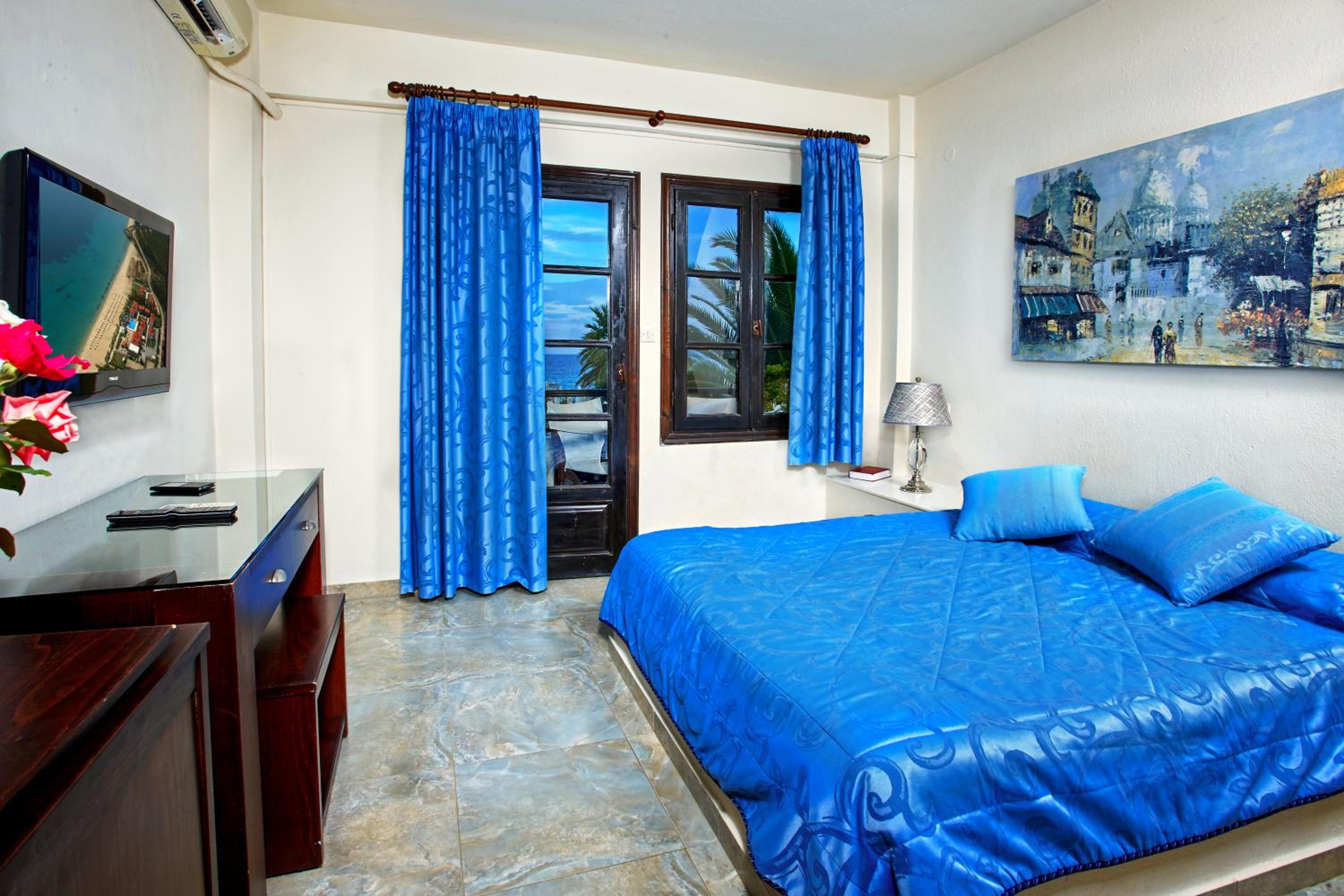 Family Room with Sea View by the pool  photo 3