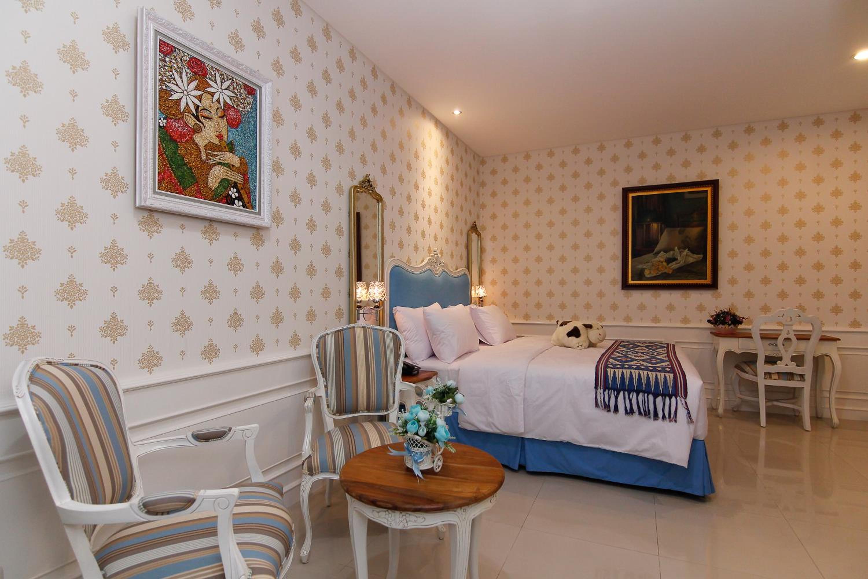 One-Bedroom Suite - Photo 4