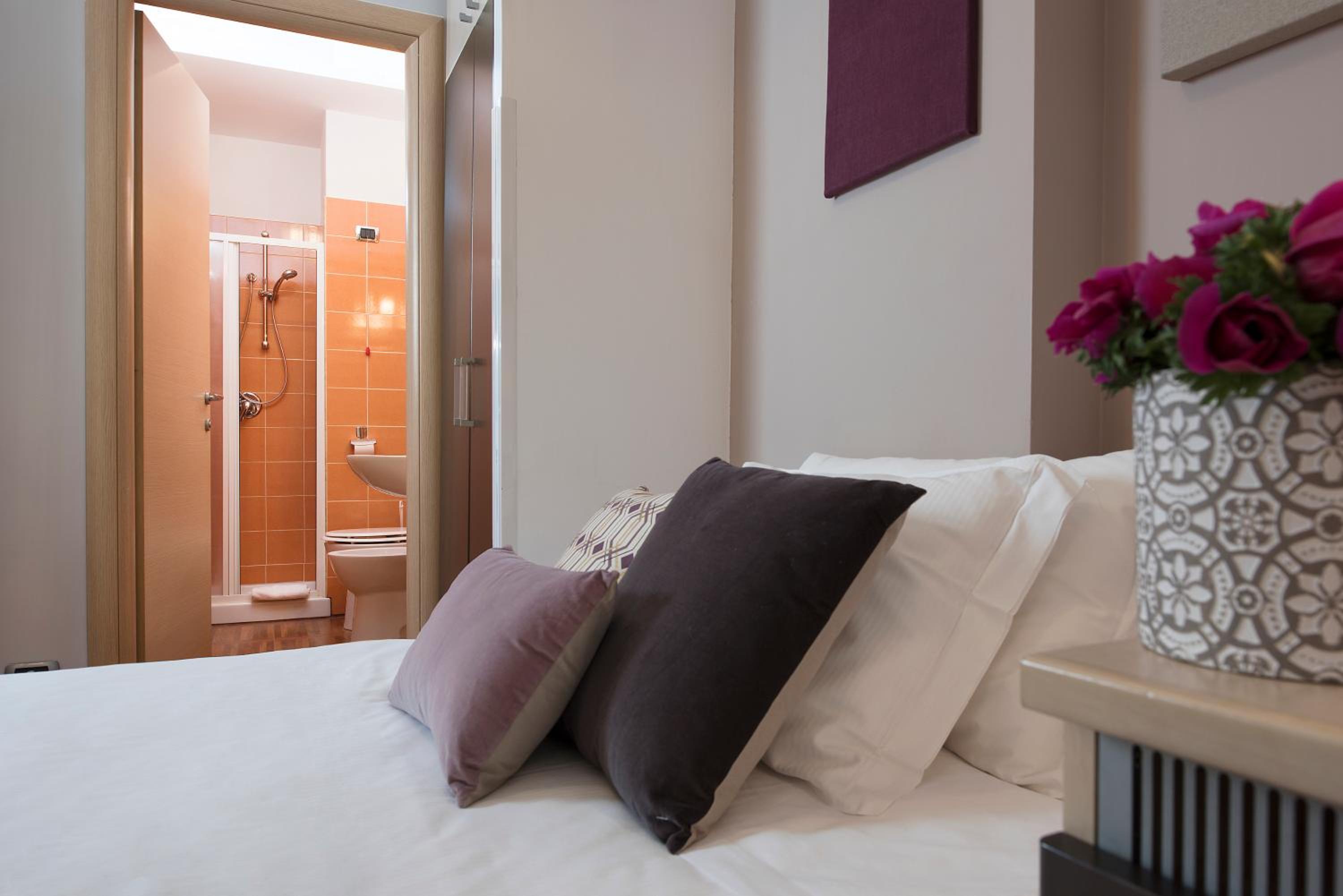 Queen Room photo 2