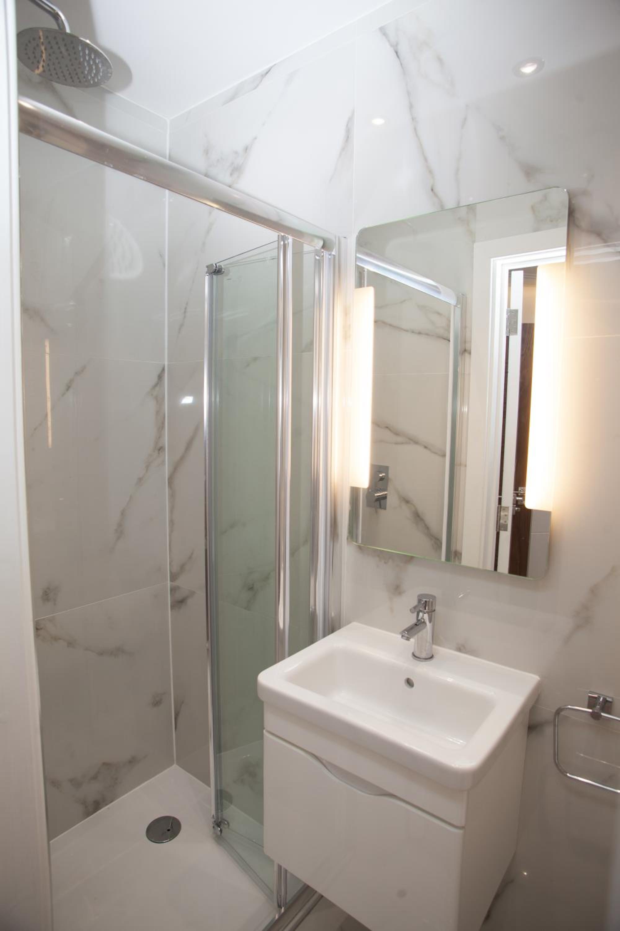 Double Room with Private Bathroom - Photo 6